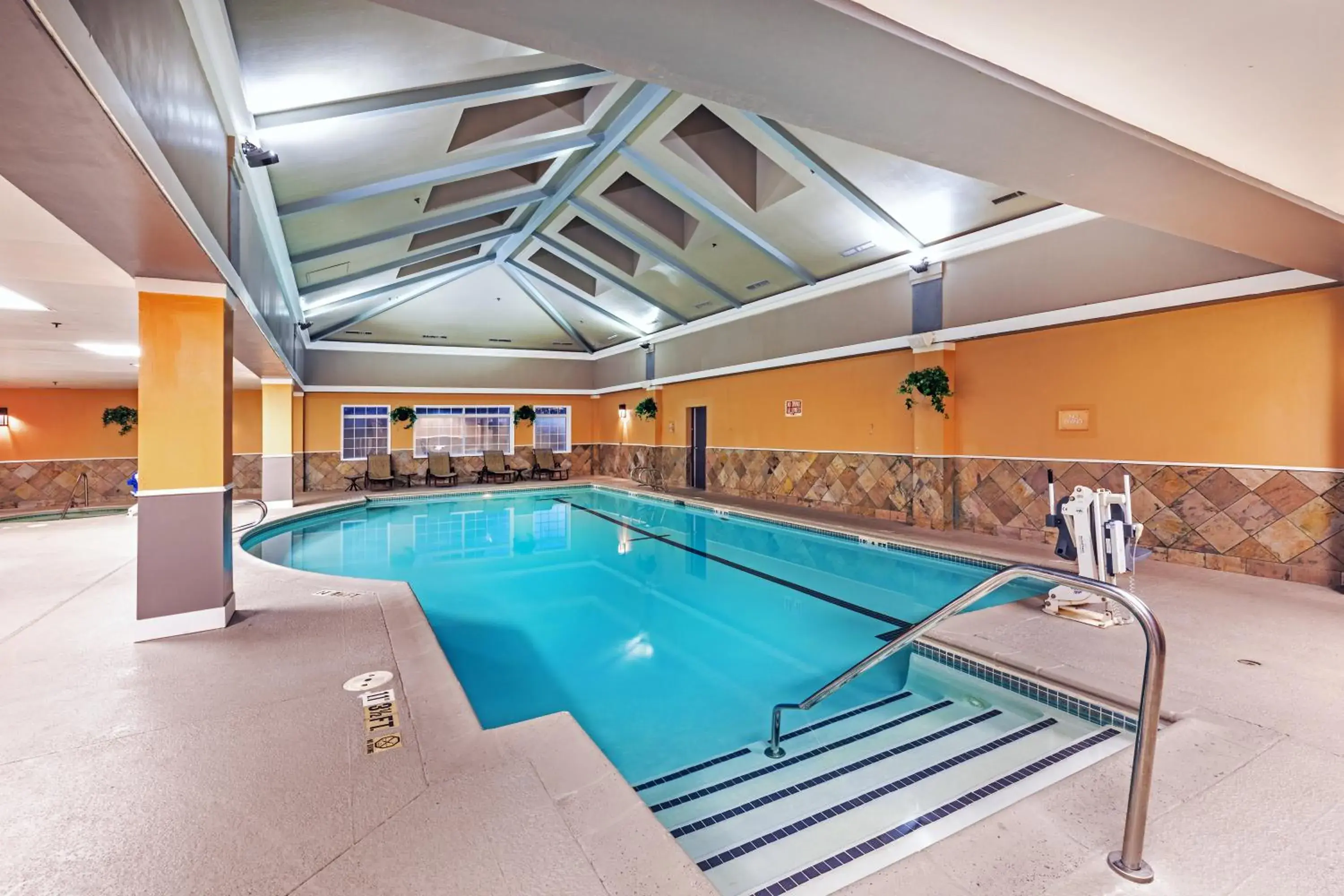 Swimming pool in DoubleTree by Hilton Tulsa Downtown Swimming pool in DoubleTree by Hilton Tulsa Downtown