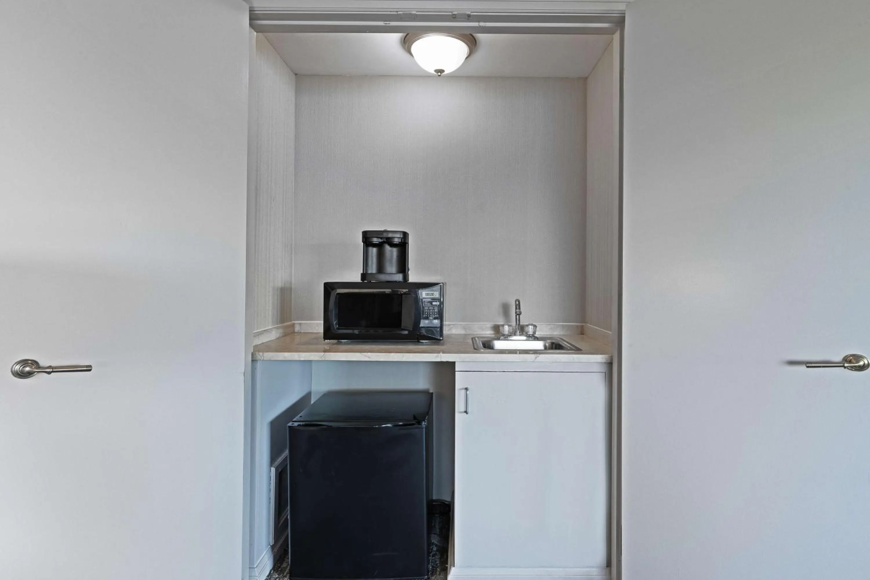 Bedroom in DoubleTree by Hilton Tulsa - Warren Place