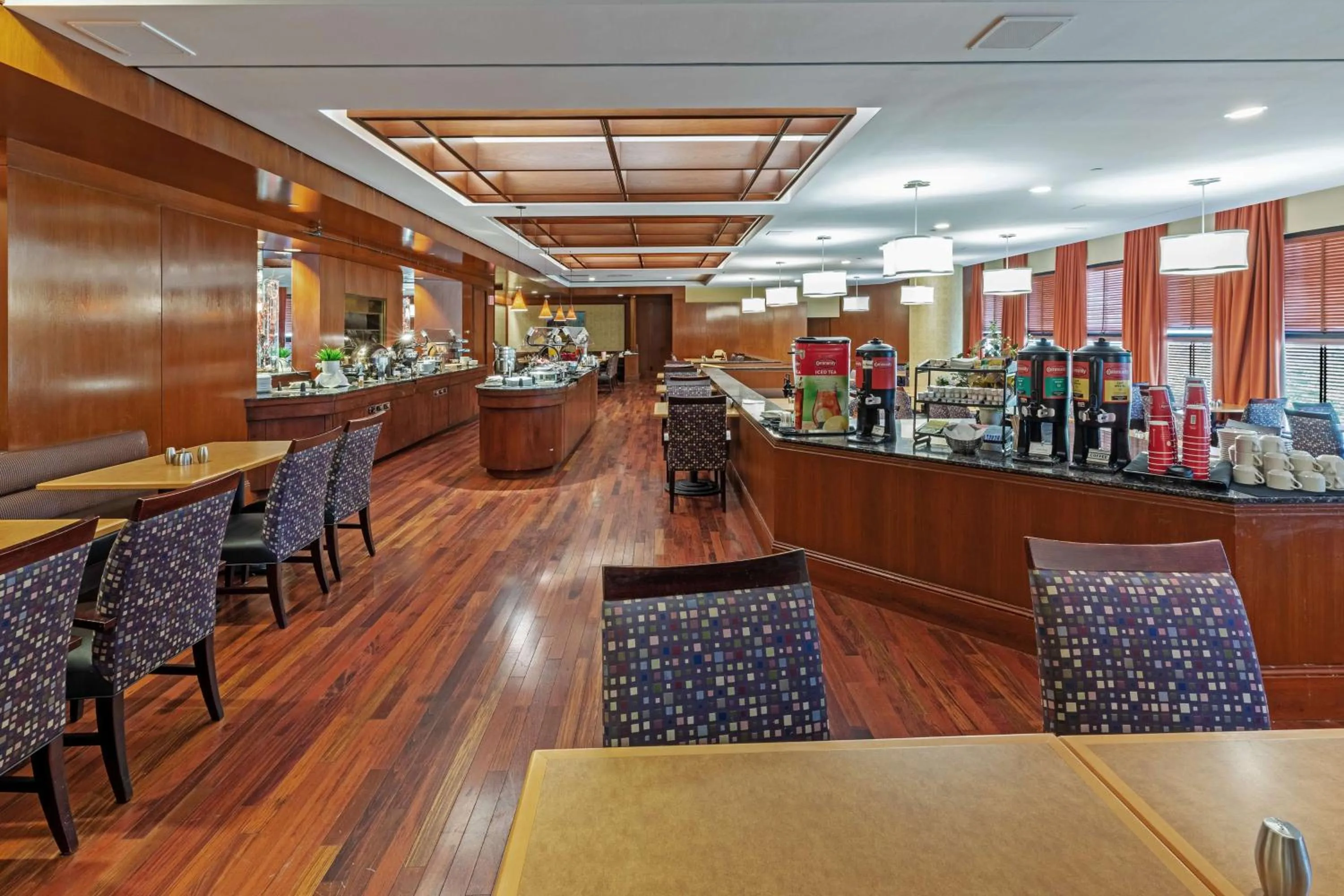 Restaurant/places to eat in DoubleTree by Hilton Tulsa - Warren Place