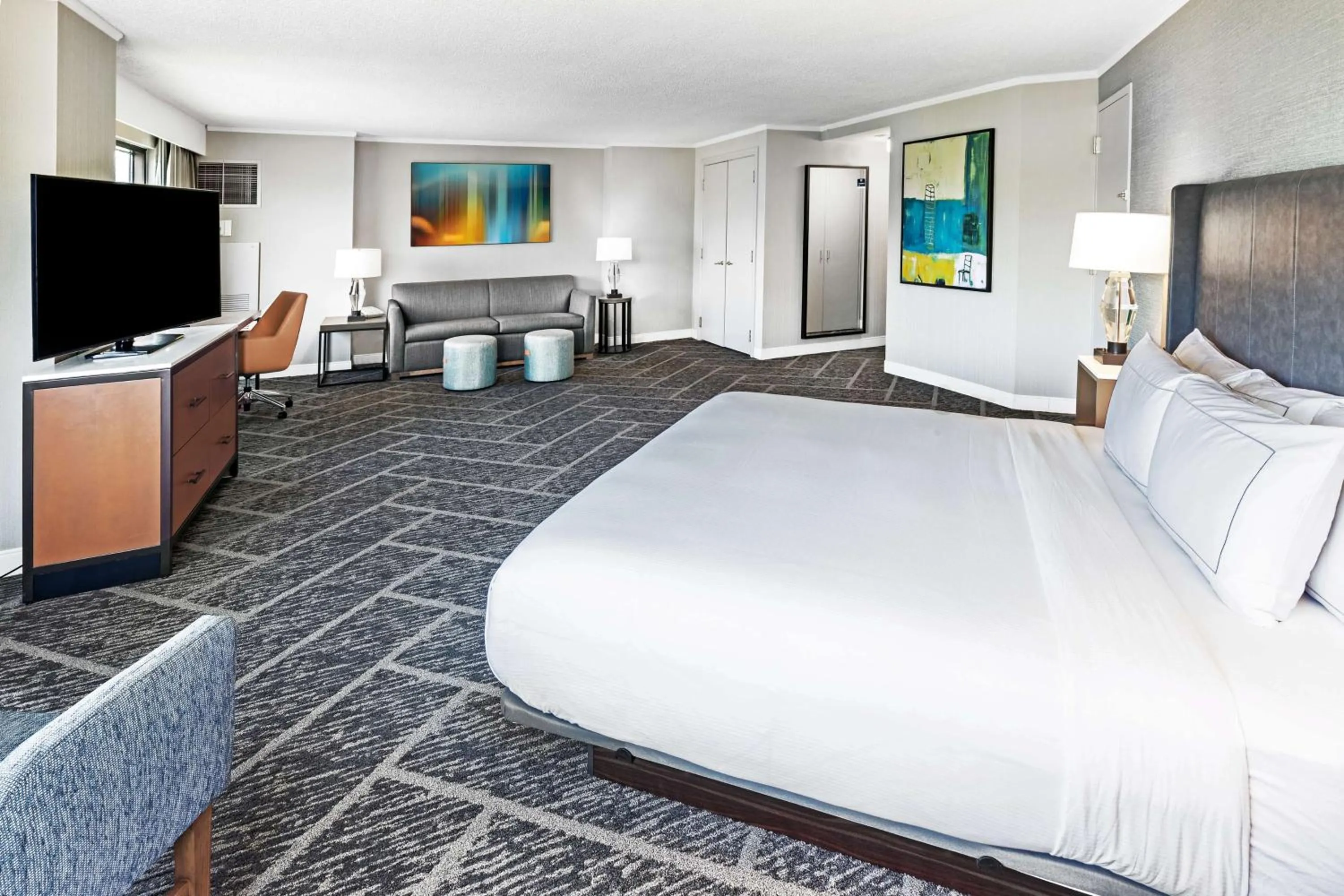 Living room, Bed in DoubleTree by Hilton Tulsa - Warren Place