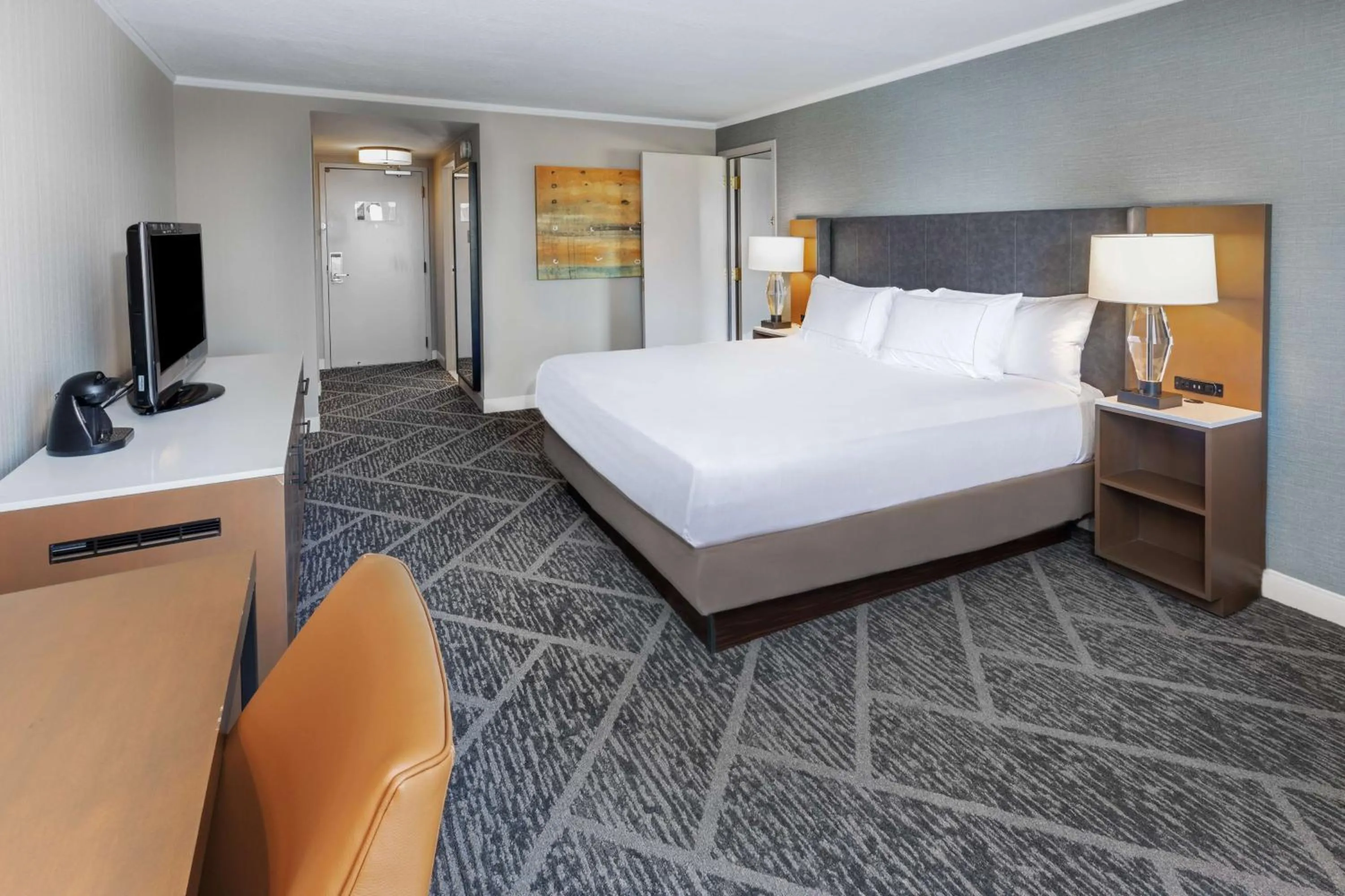 Bedroom, Bed in DoubleTree by Hilton Tulsa - Warren Place