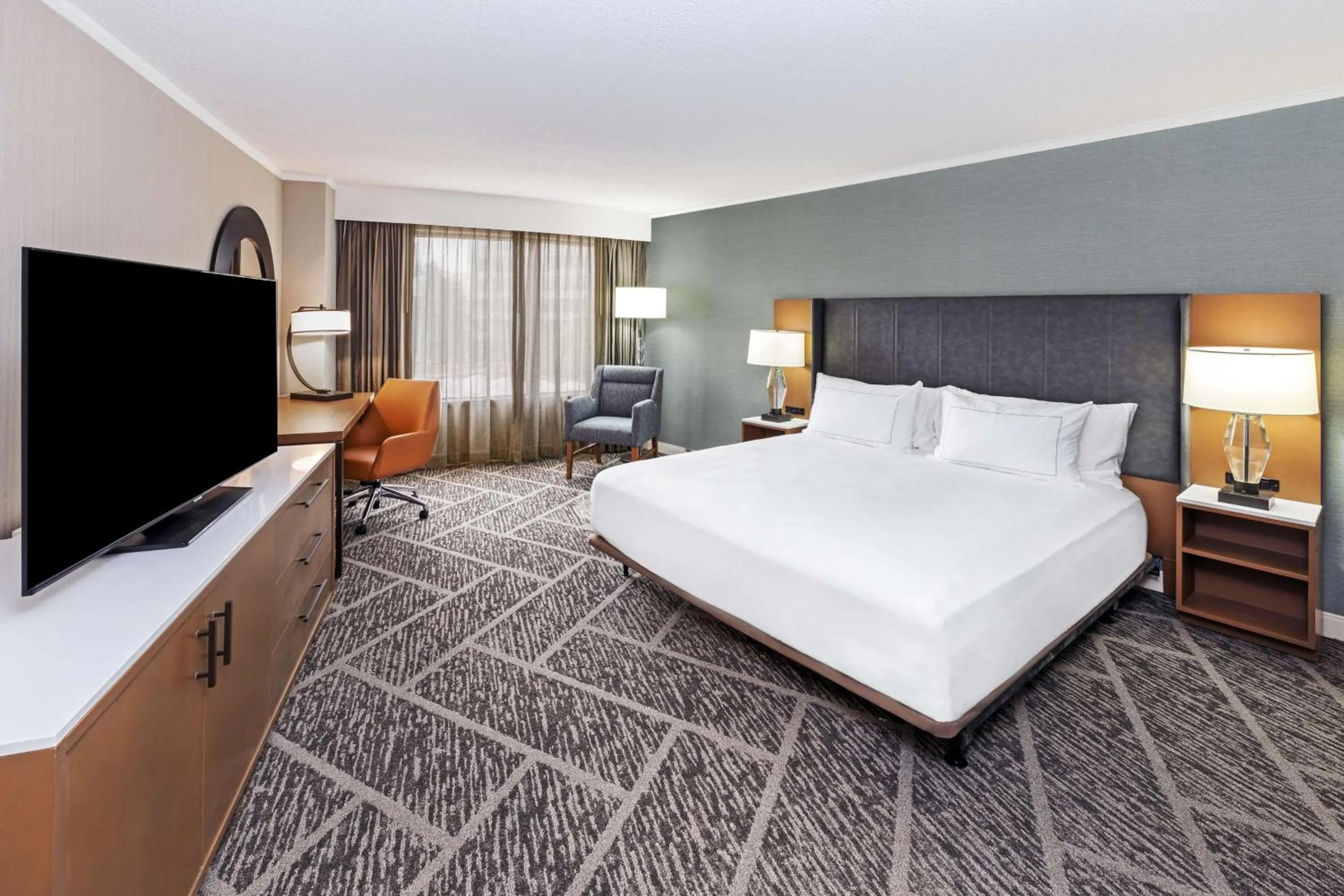 Bedroom, Bed in DoubleTree by Hilton Tulsa - Warren Place