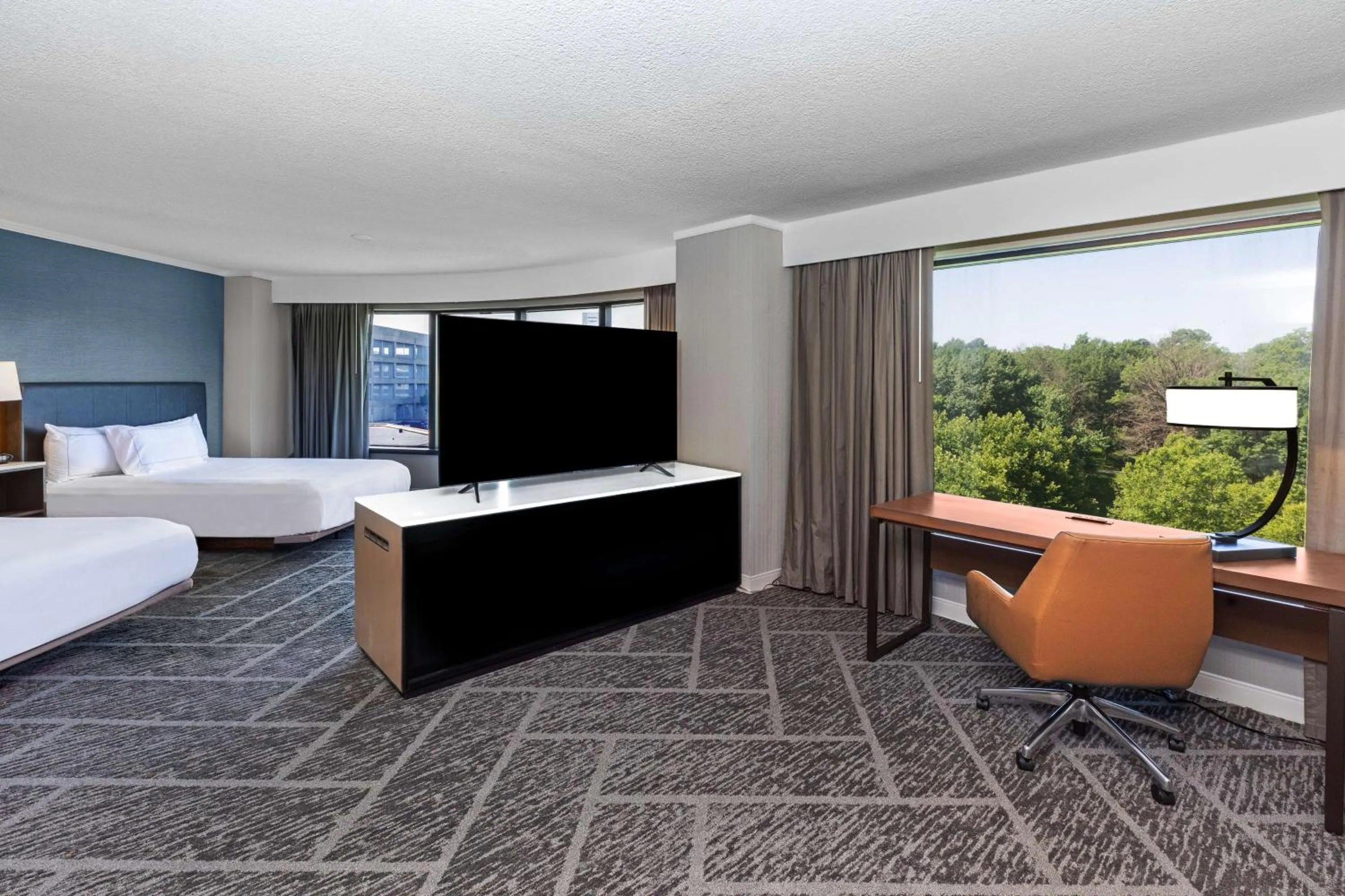 Bedroom, Bed in DoubleTree by Hilton Tulsa - Warren Place