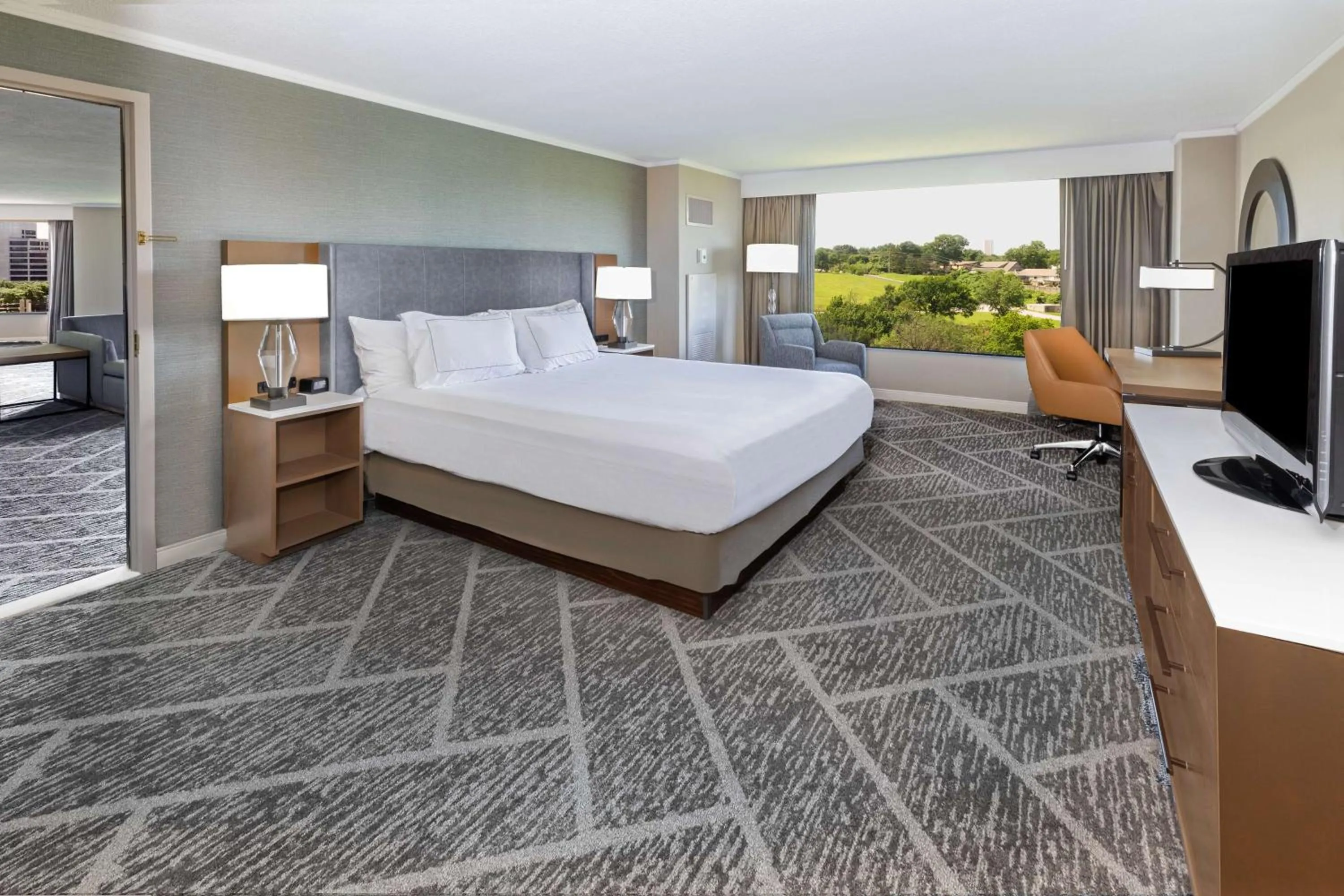 Living room, Bed in DoubleTree by Hilton Tulsa - Warren Place