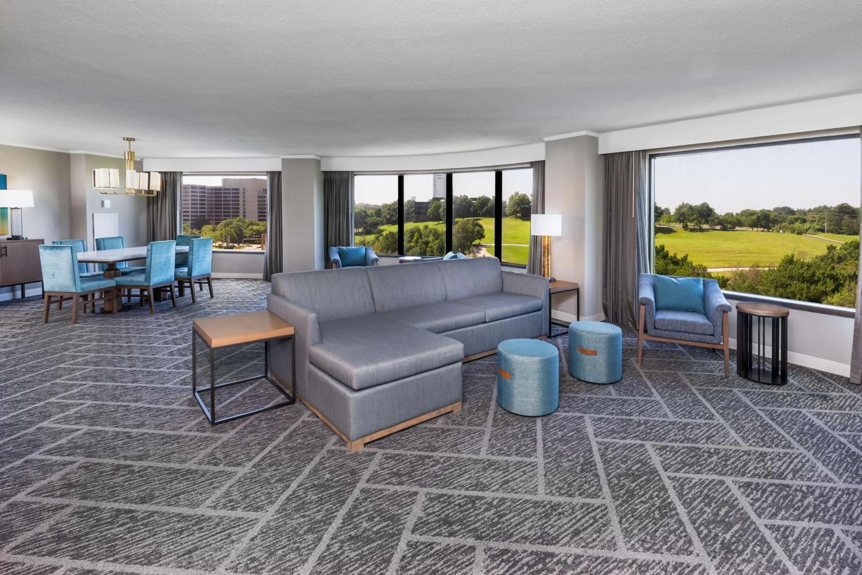 Living room in DoubleTree by Hilton Tulsa - Warren Place