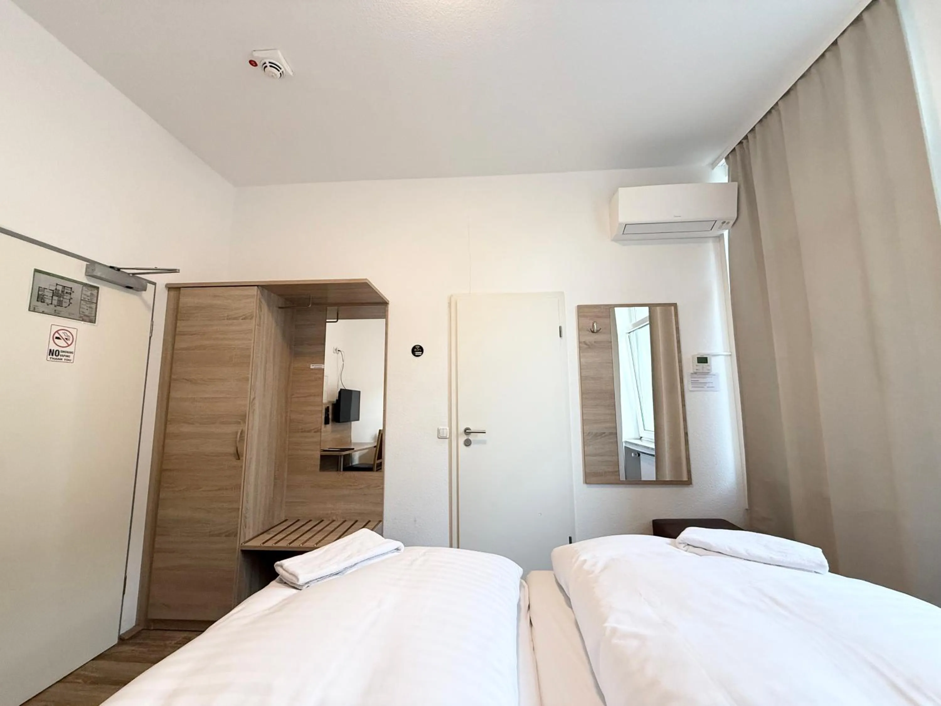 Photo of the whole room, Bed in Central Hotel Duisburg