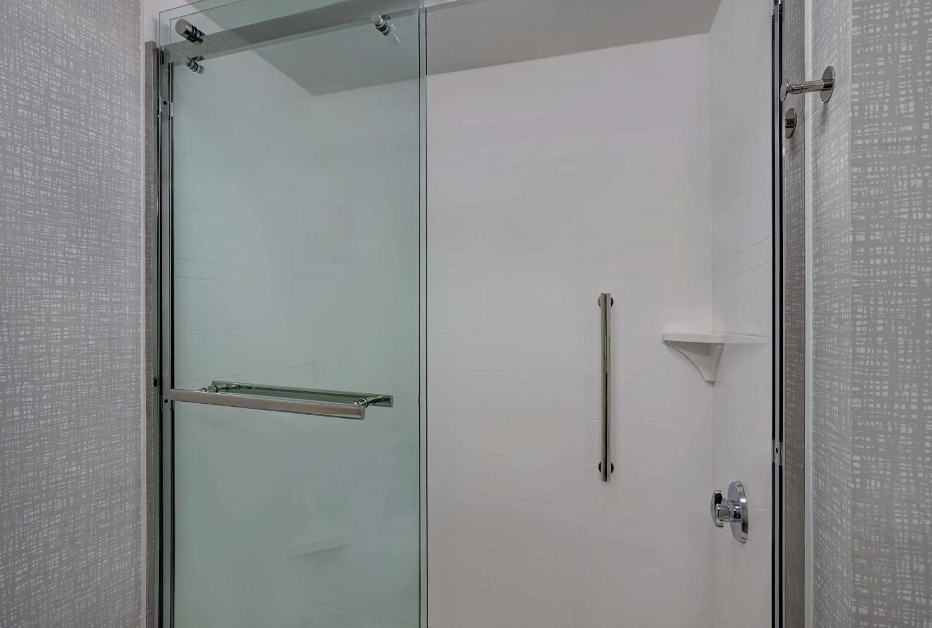 Bathroom in Hampton Inn Utica