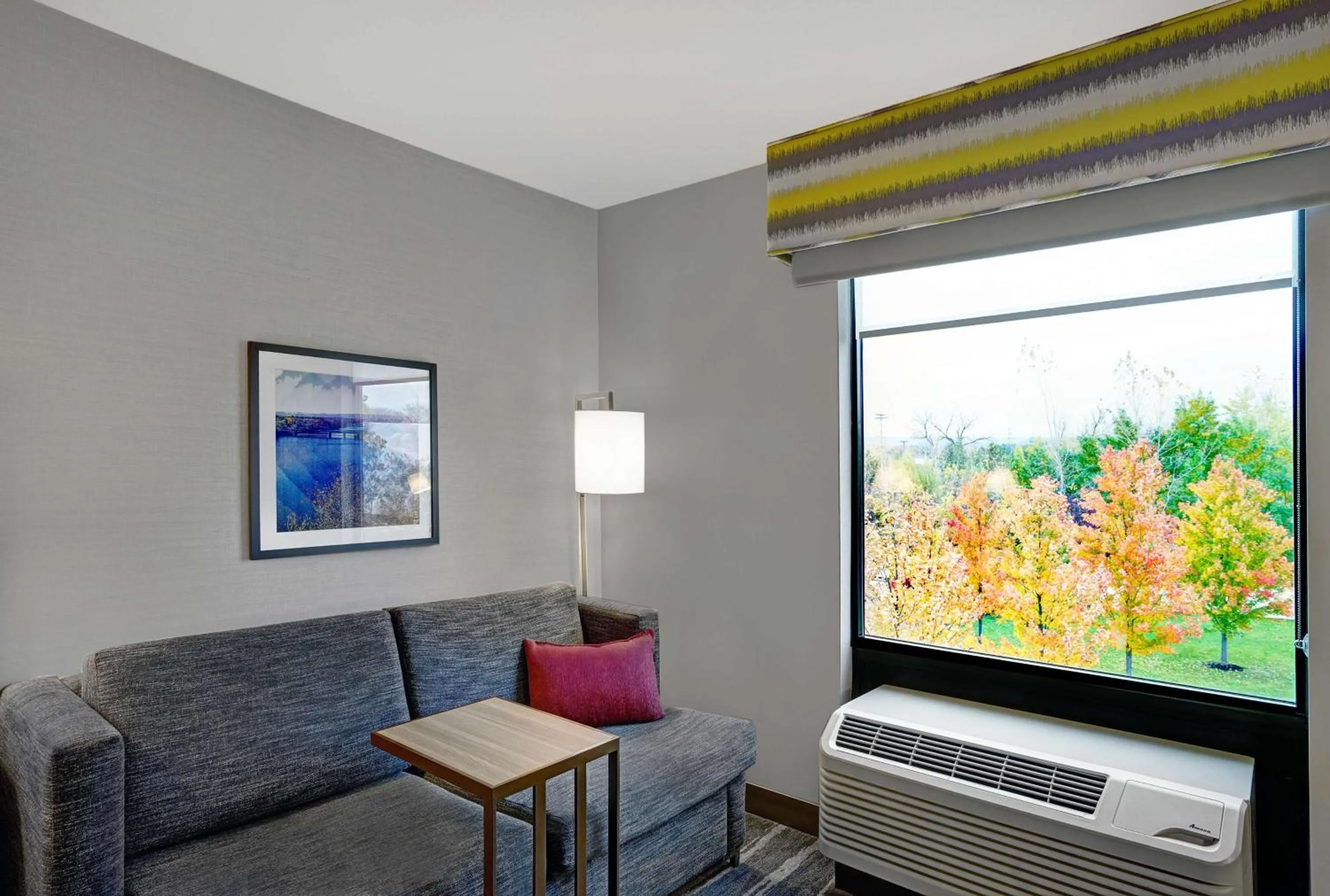 Living room in Hampton Inn Utica