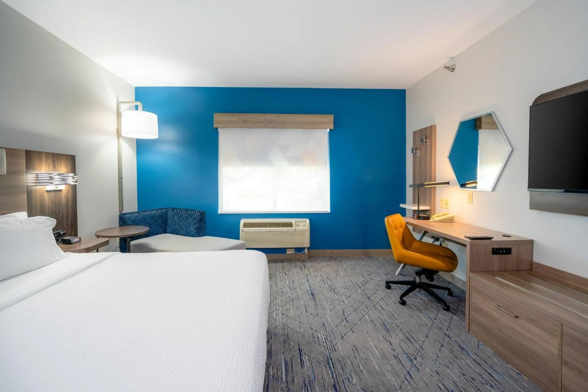 Photo of the whole room, Bed in Holiday Inn Express Hotel & Suites Chanhassen by IHG