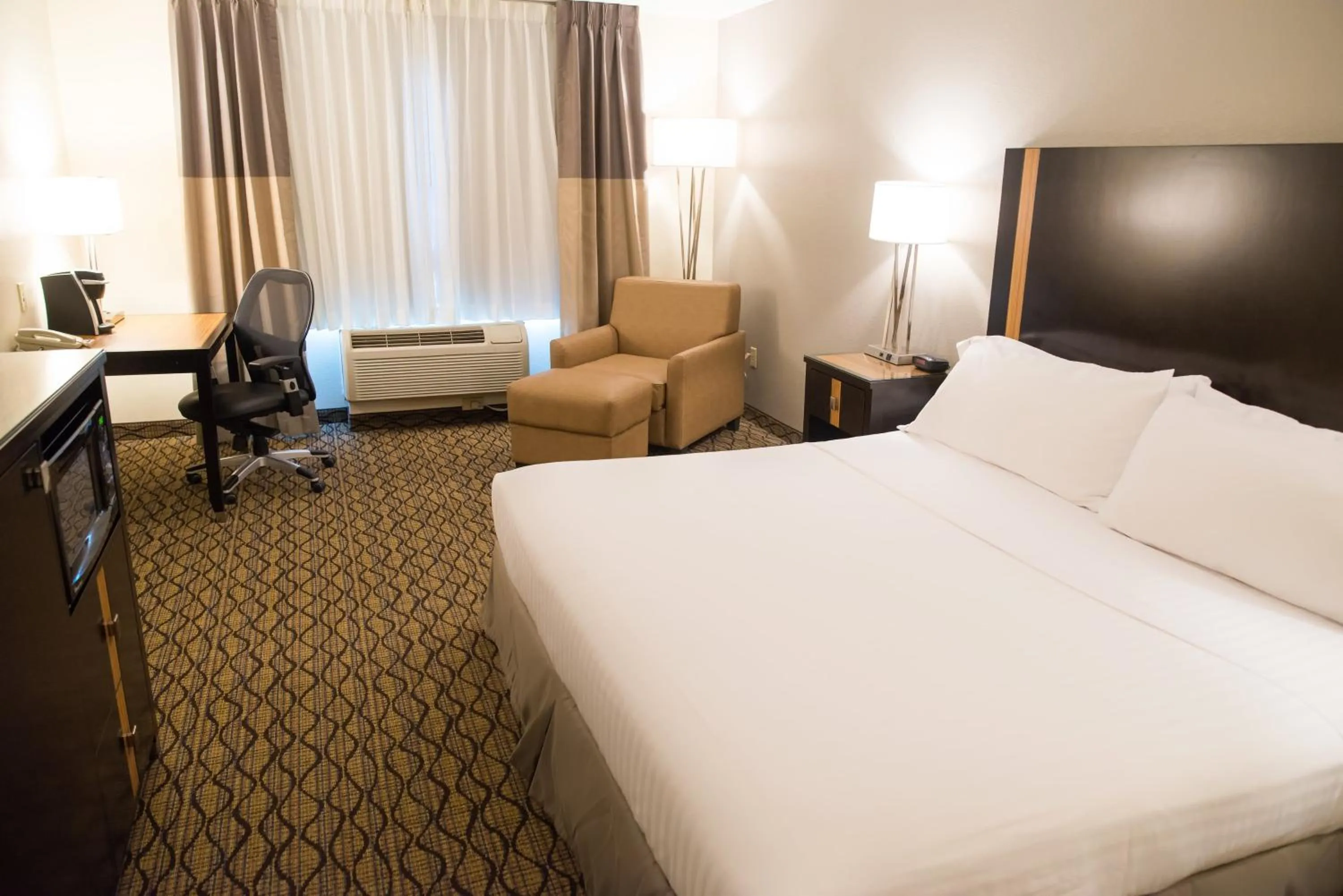 Bed in Holiday Inn Express Hotel & Suites Chanhassen by IHG