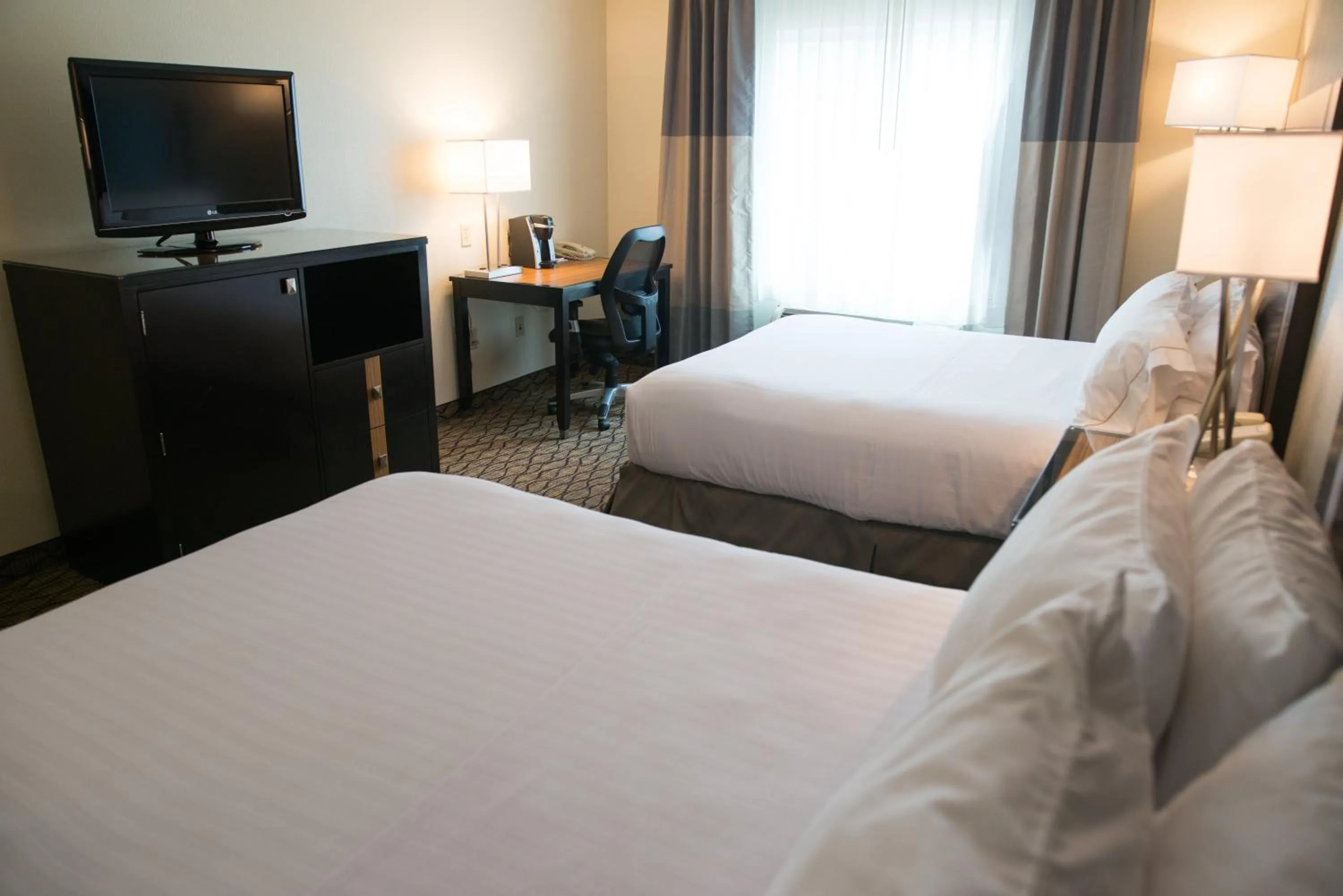 Photo of the whole room, Bed in Holiday Inn Express Hotel & Suites Chanhassen by IHG