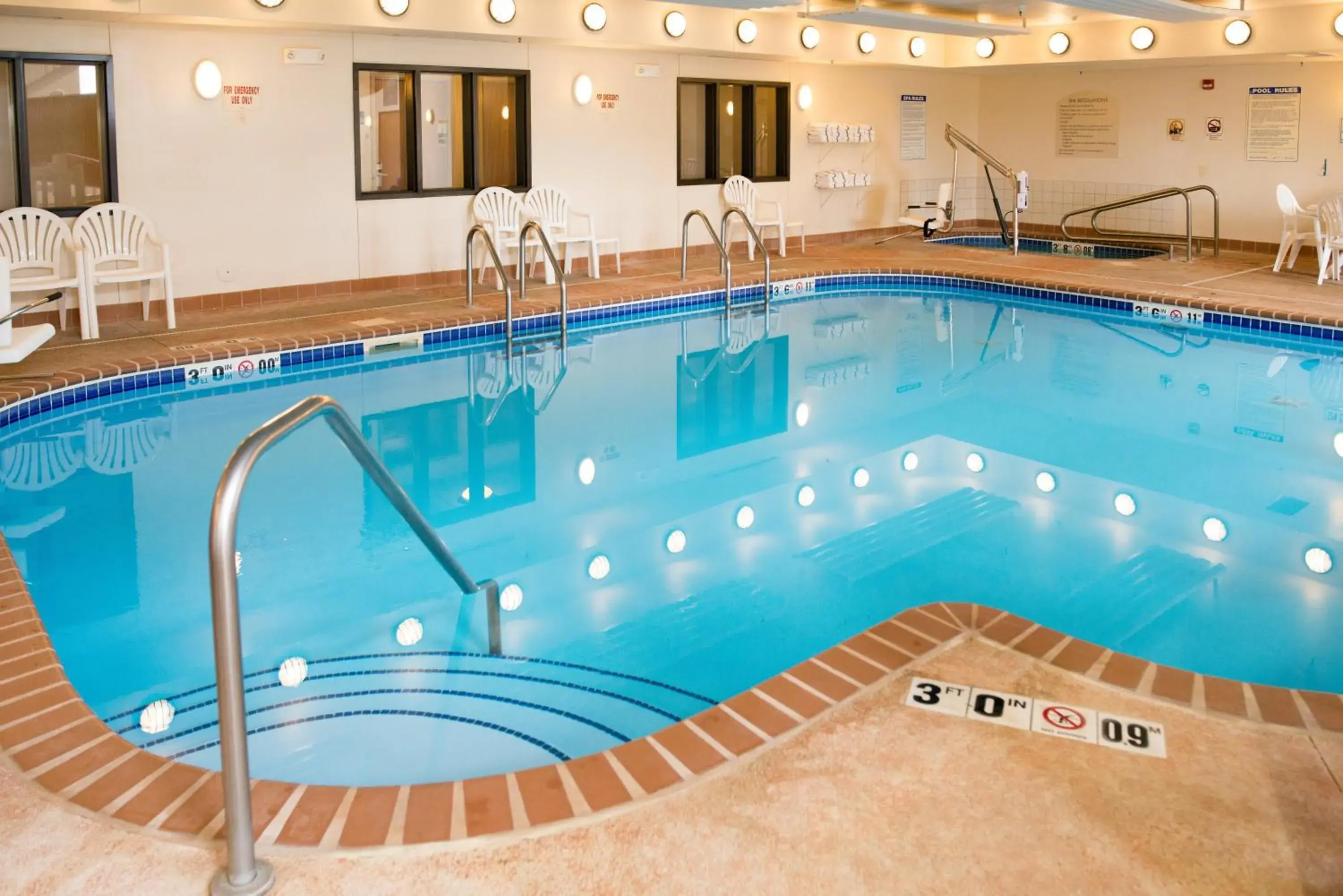 Swimming pool in Holiday Inn Express Hotel & Suites Chanhassen by IHG Swimming pool in Holiday Inn Express Hotel & Suites Chanhassen by IHG