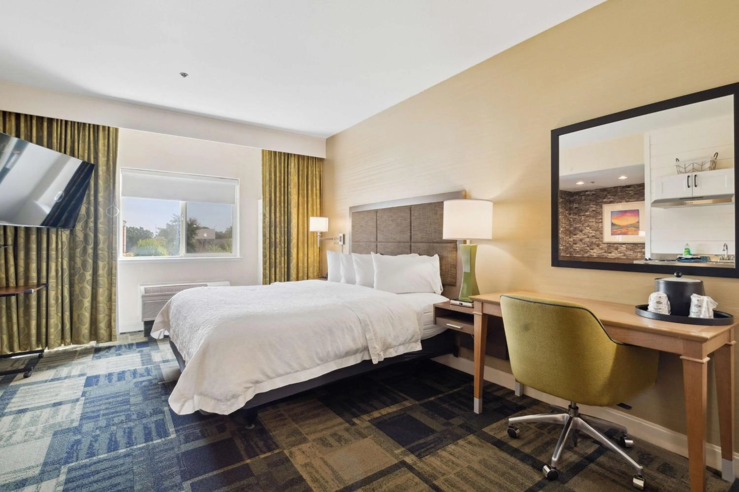 Bedroom, Bed in Sonesta Essential Vacaville Napa Valley