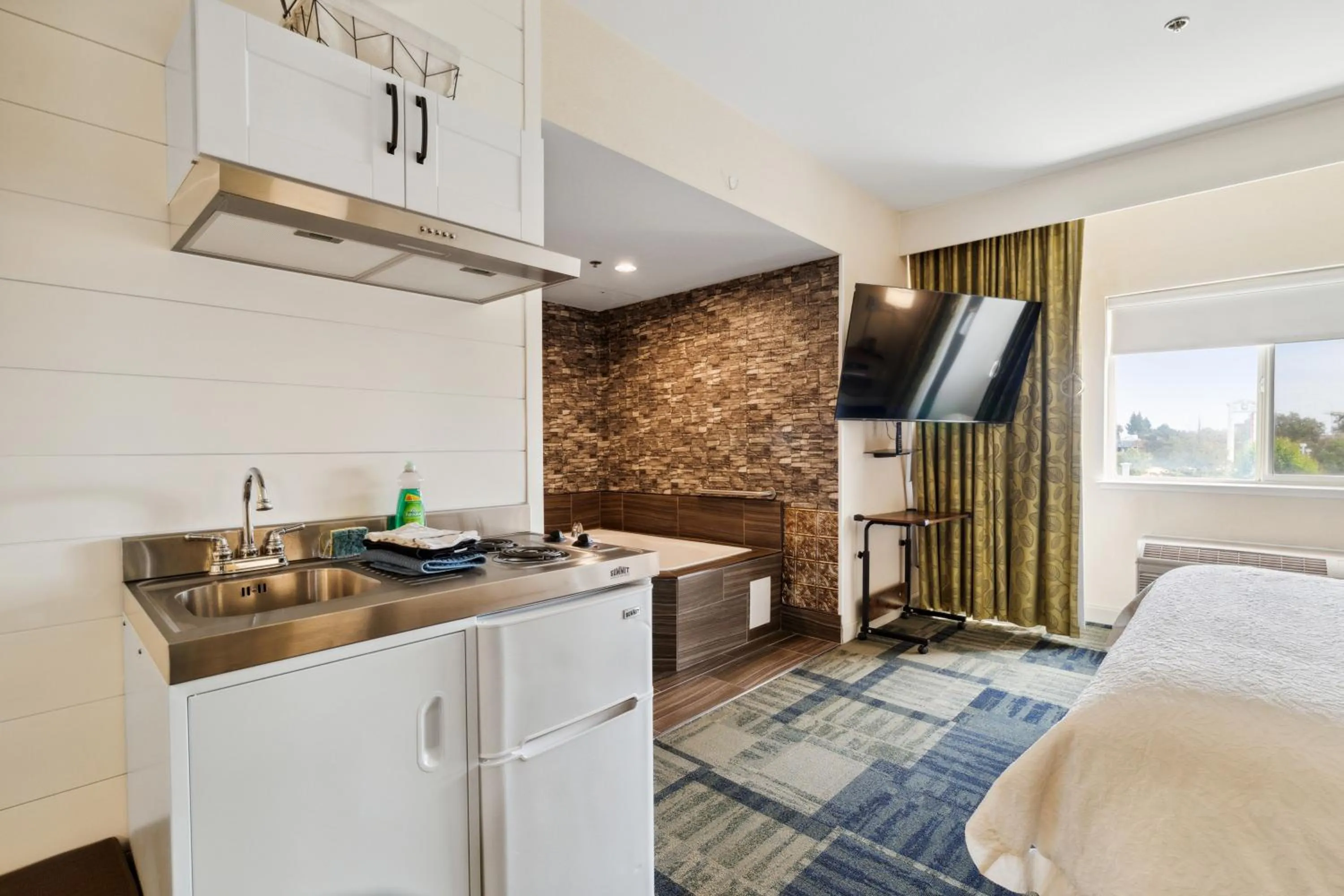 Kitchen or kitchenette, Bed in Sonesta Essential Vacaville Napa Valley
