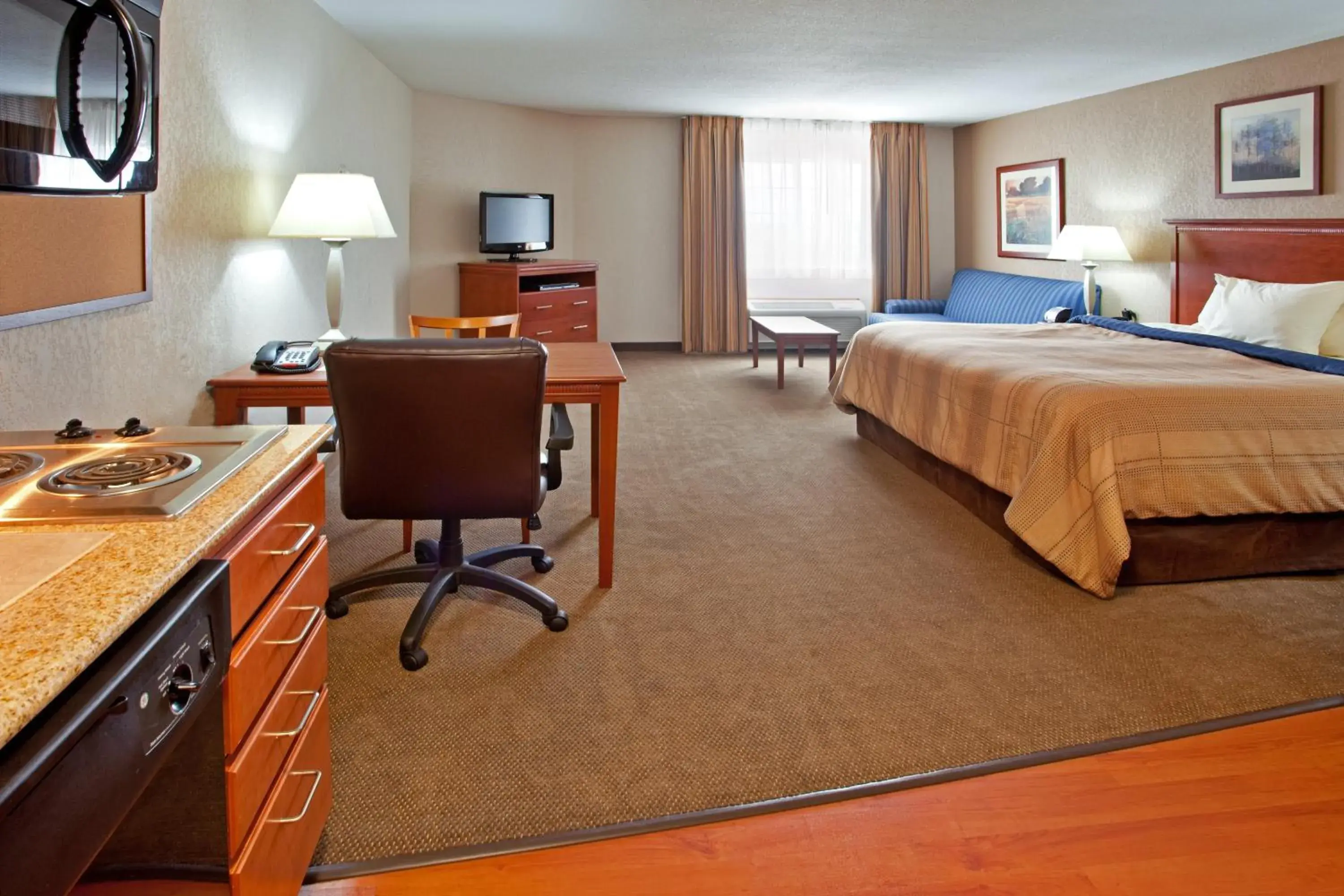 Bedroom, Bed in Candlewood Suites Elgin – Northwest Chicago by IHG Bedroom, Bed in Candlewood Suites Elgin – Northwest Chicago by IHG