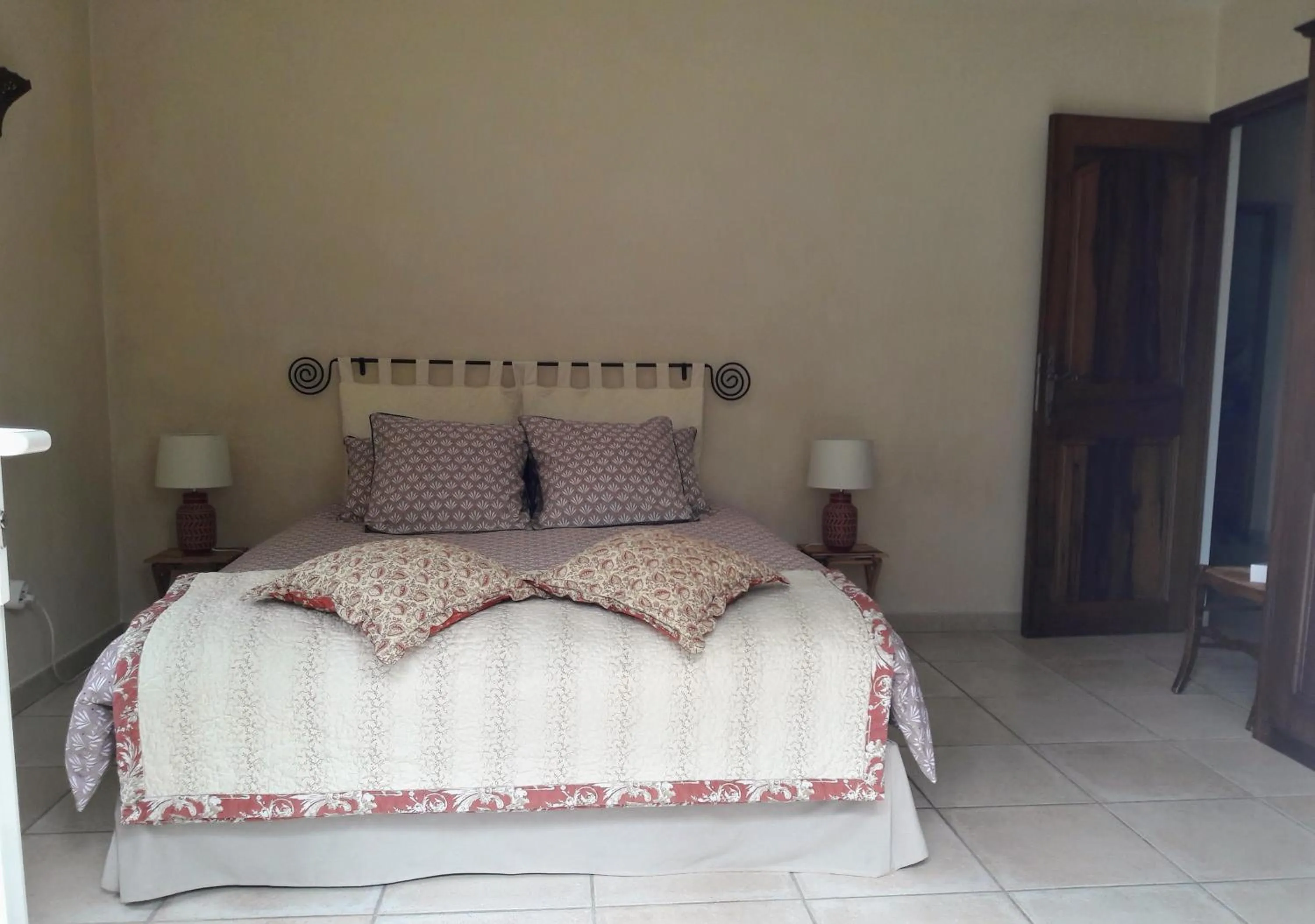 Photo of the whole room in Provence Dodo