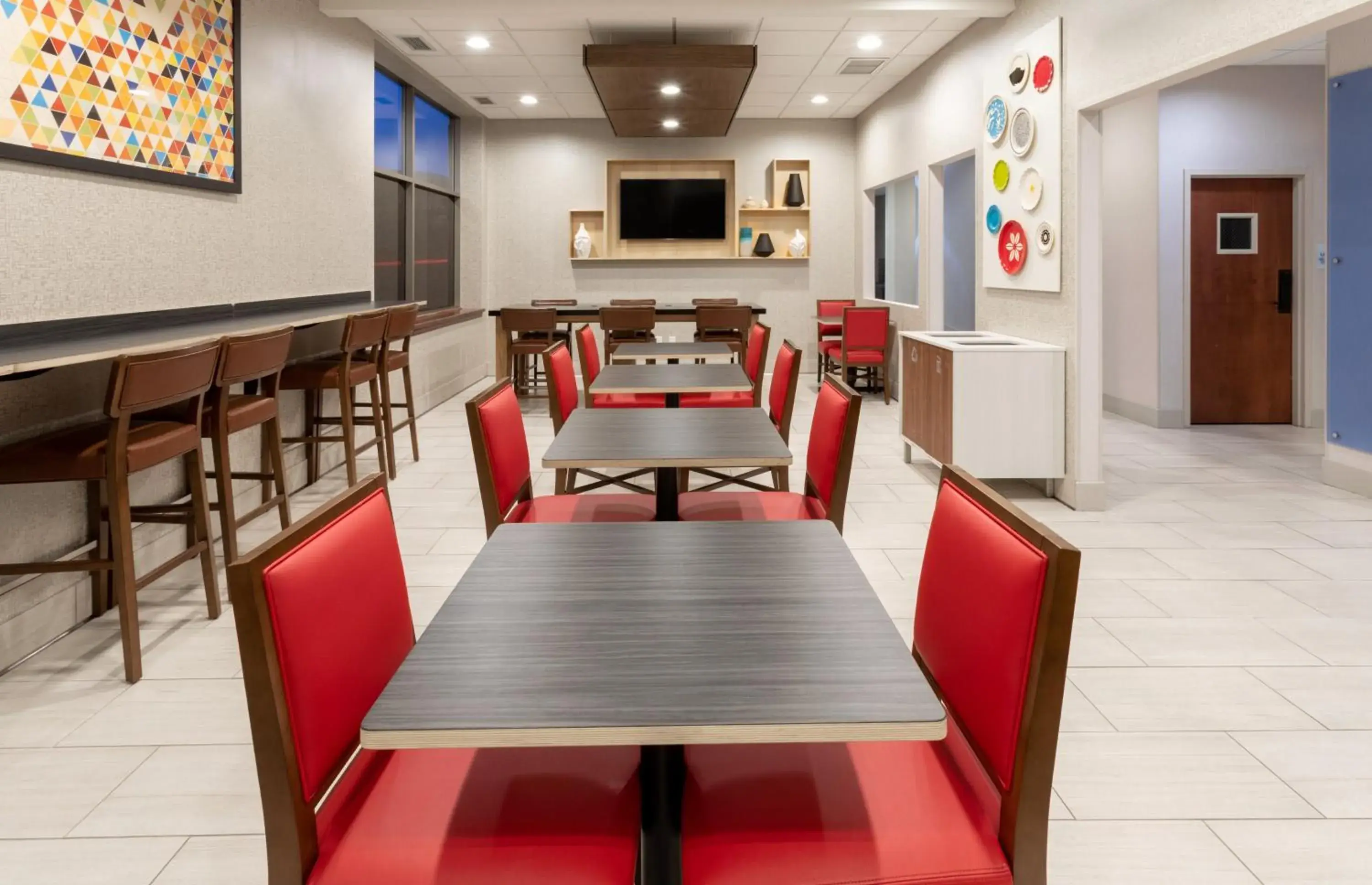 Breakfast in Holiday Inn Express Hotel & Suites Minneapolis-Downtown Convention Center by IHG Breakfast in Holiday Inn Express Hotel & Suites Minneapolis-Downtown Convention Center by IHG