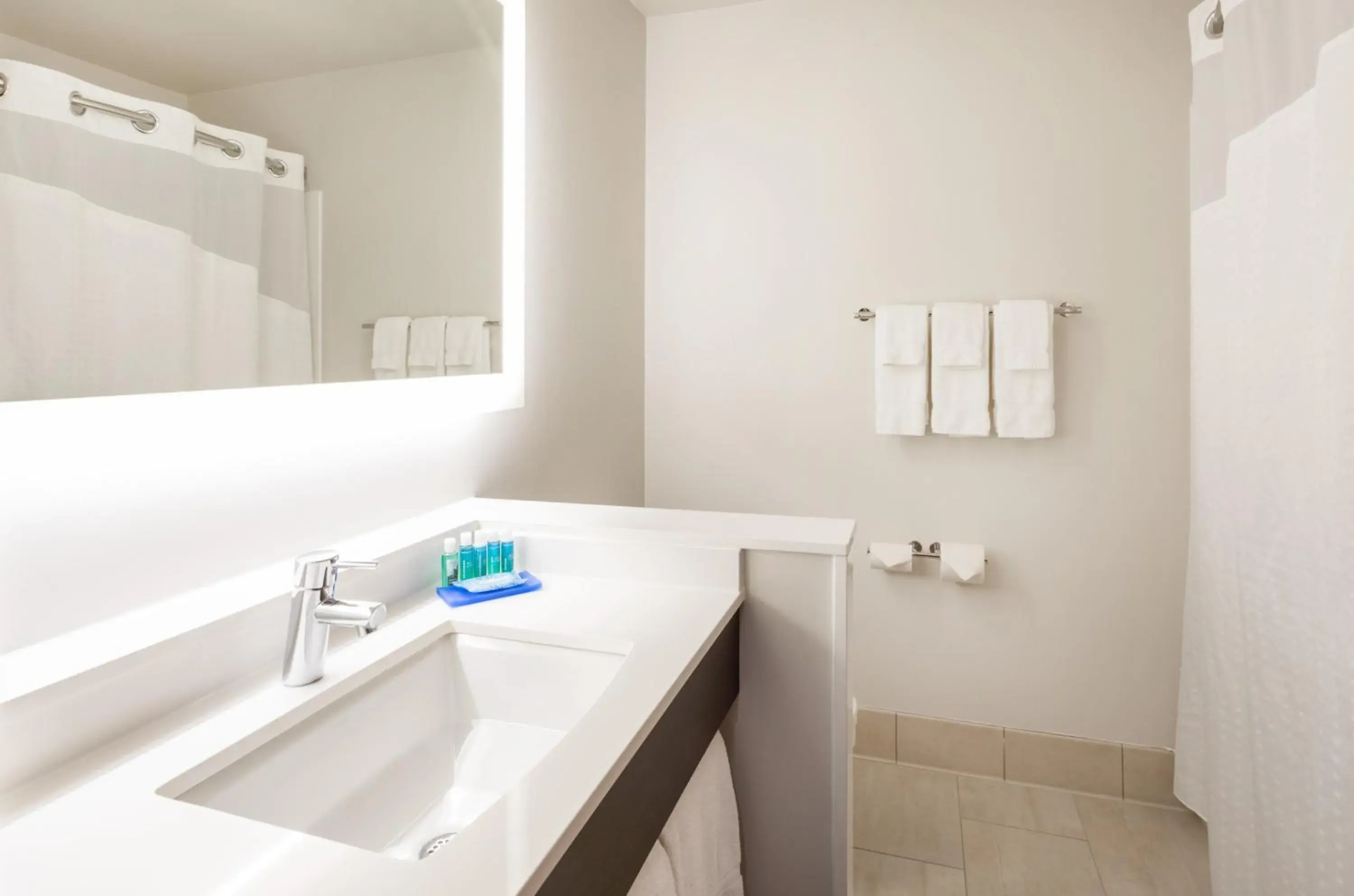 Standard King Room in Holiday Inn Express Hotel & Suites Minneapolis-Downtown Convention Center by IHG Standard King Room in Holiday Inn Express Hotel & Suites Minneapolis-Downtown Convention Center by IHG