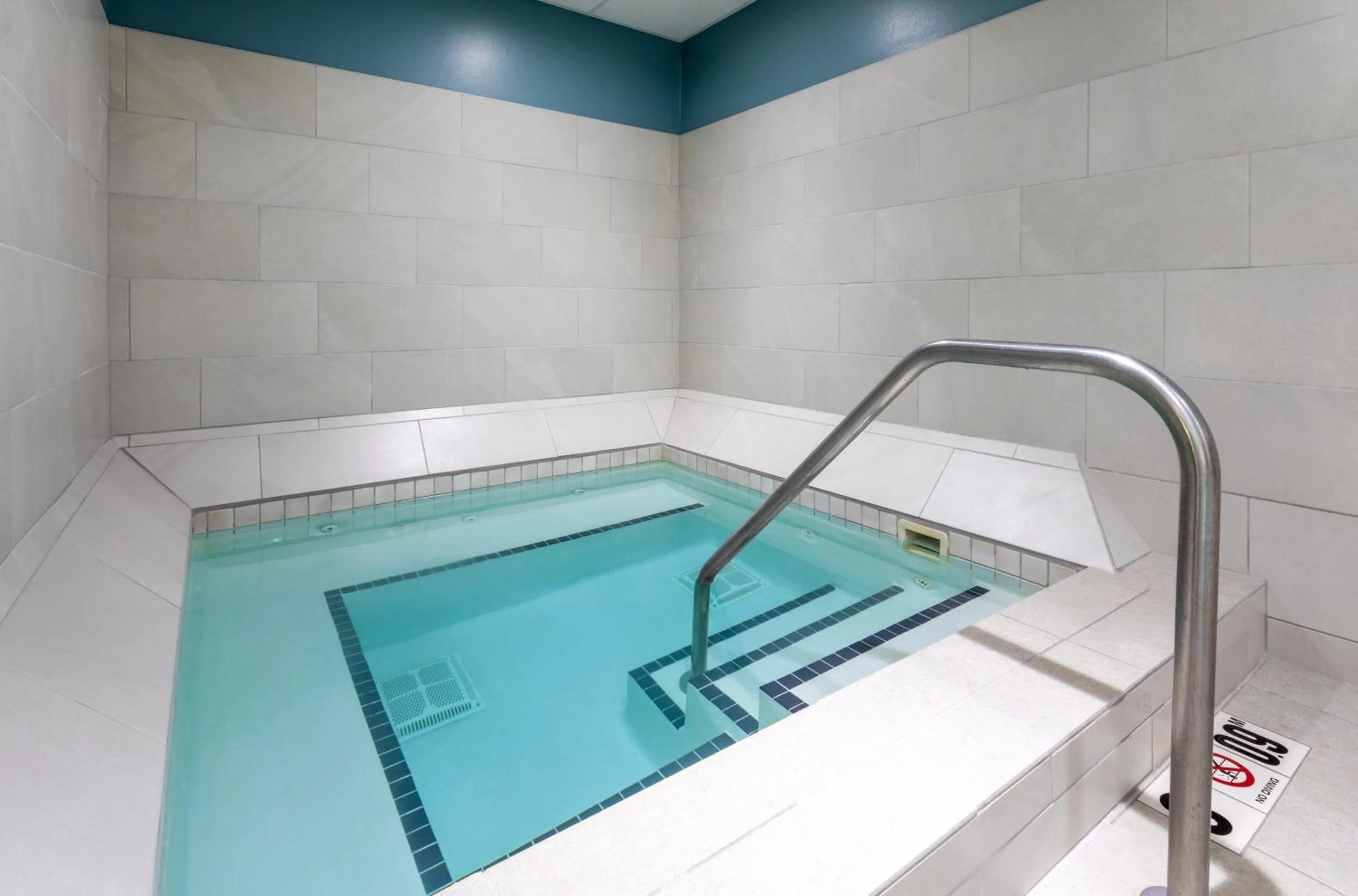 Swimming pool in Holiday Inn Express Hotel & Suites Minneapolis-Downtown Convention Center by IHG