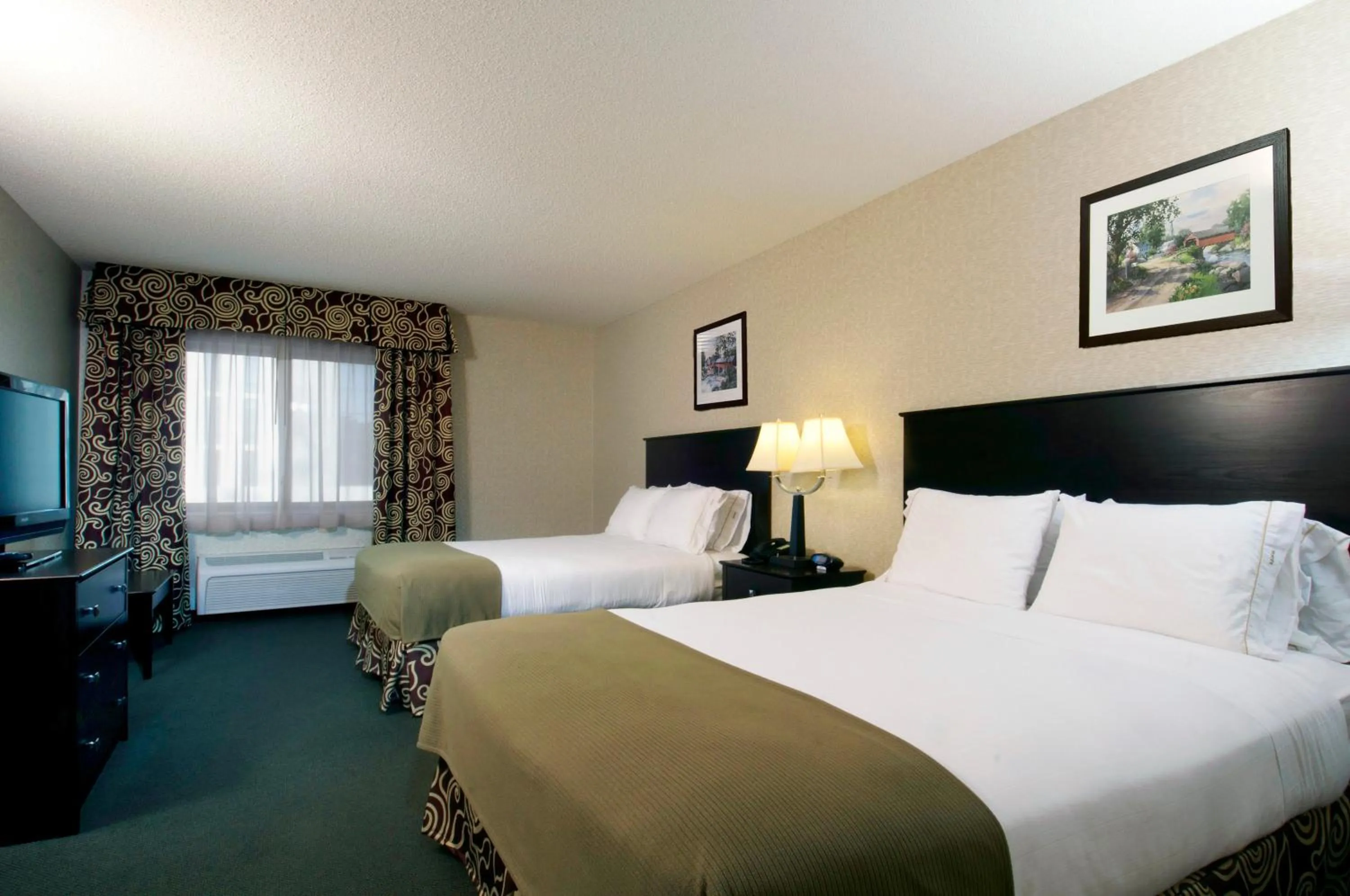 Photo of the whole room, Bed in Holiday Inn Express Hotel & Suites Minneapolis-Downtown Convention Center by IHG