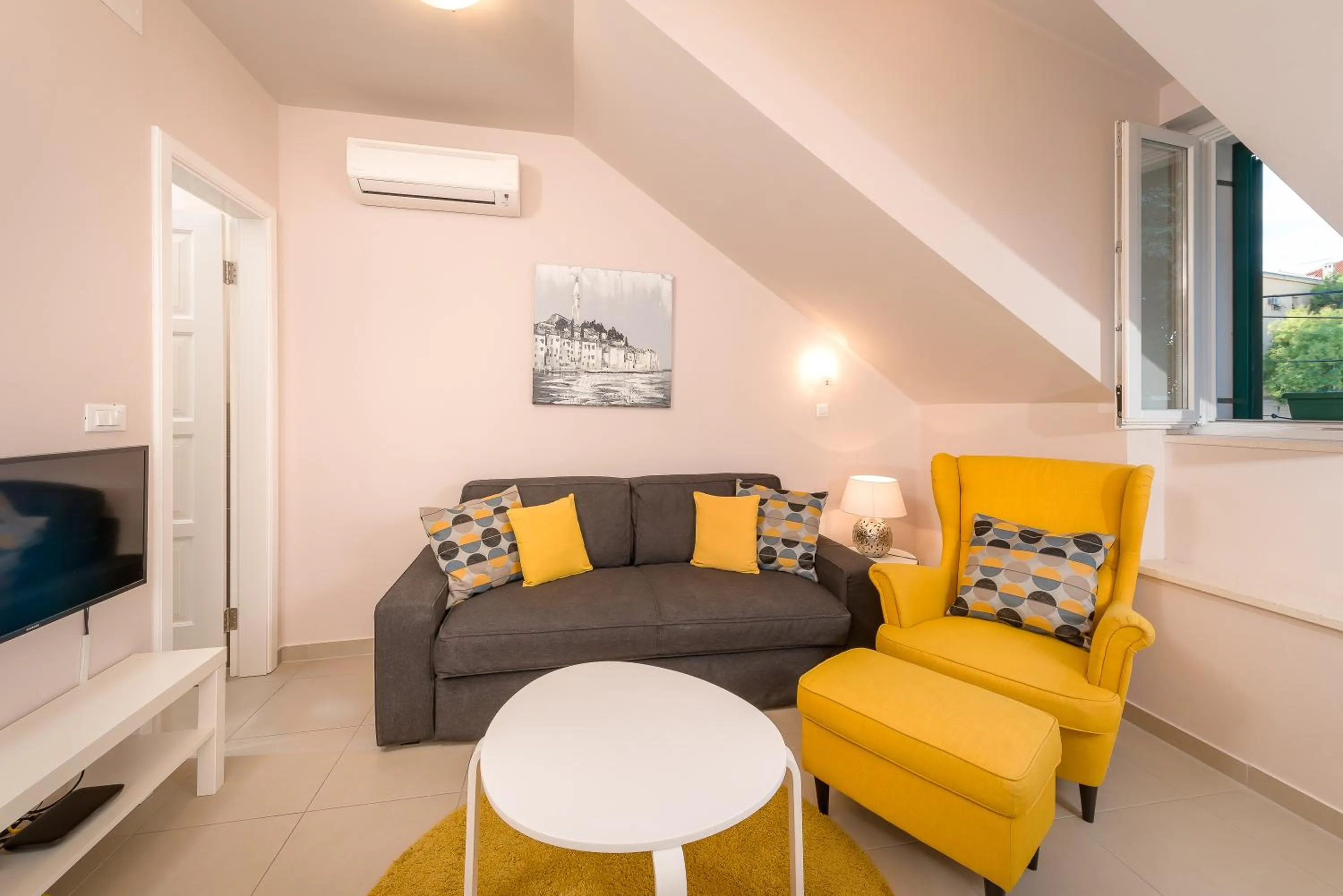 TV and multimedia in Vila Ora