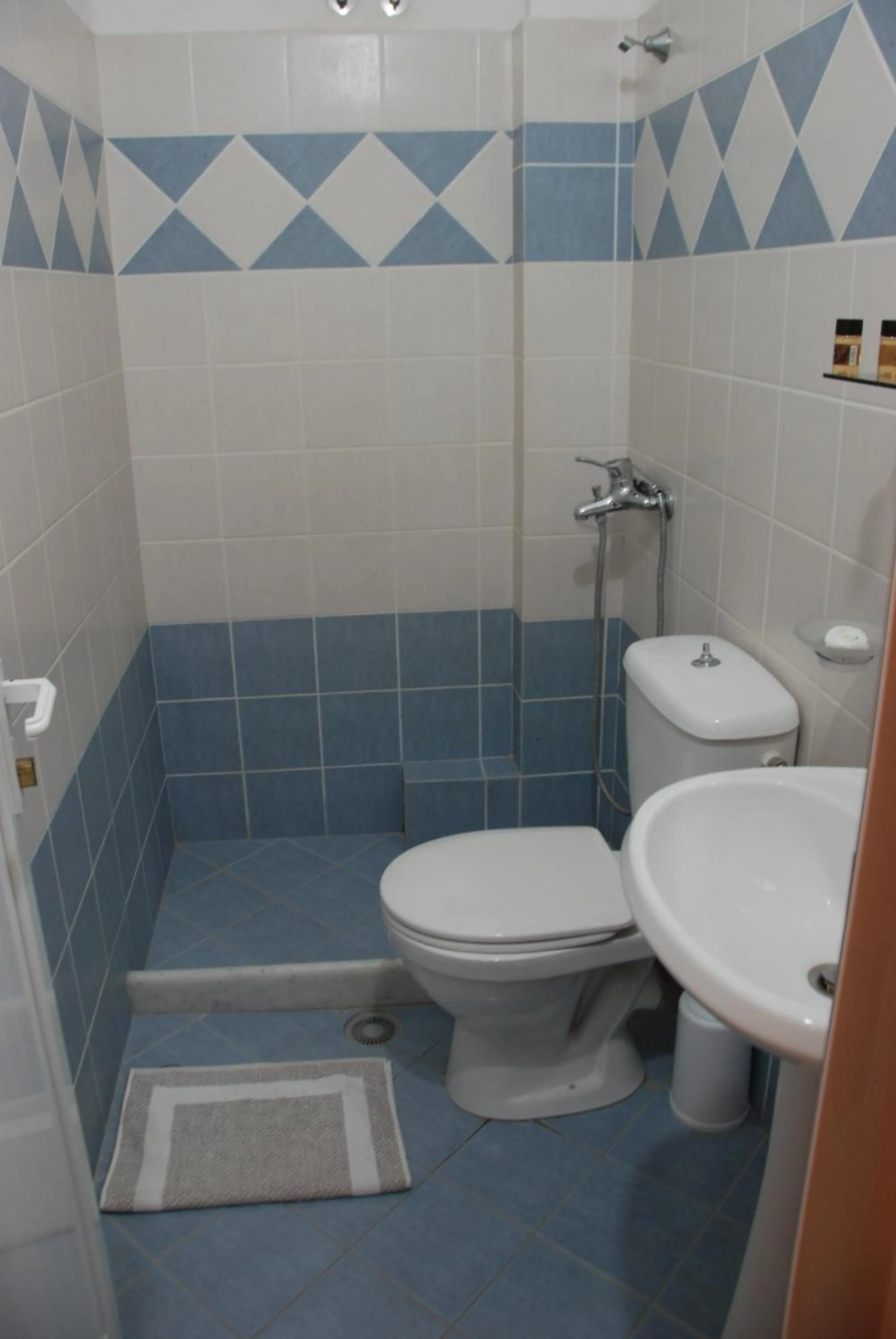 Bathroom in Hotel Mano