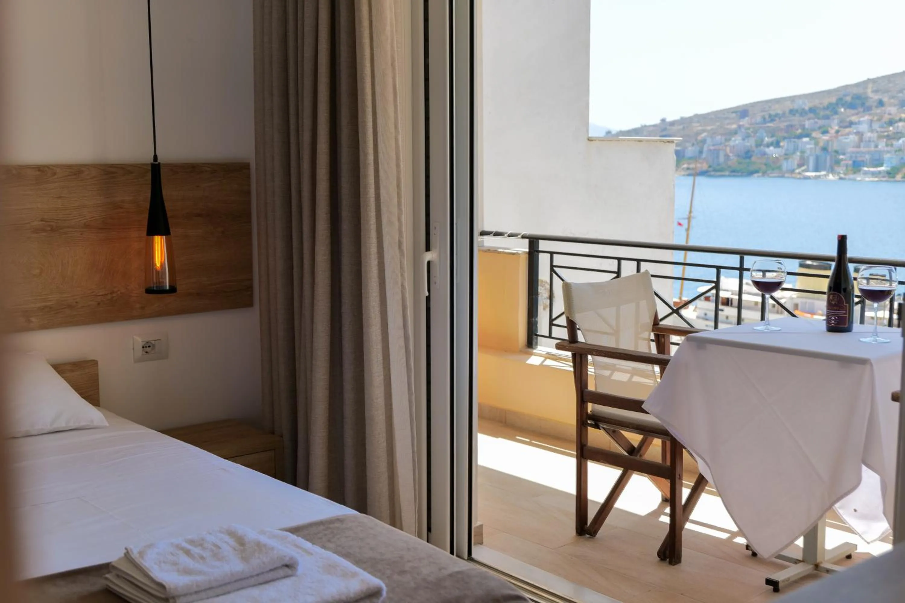 Balcony/Terrace, Bed in Hotel Mano