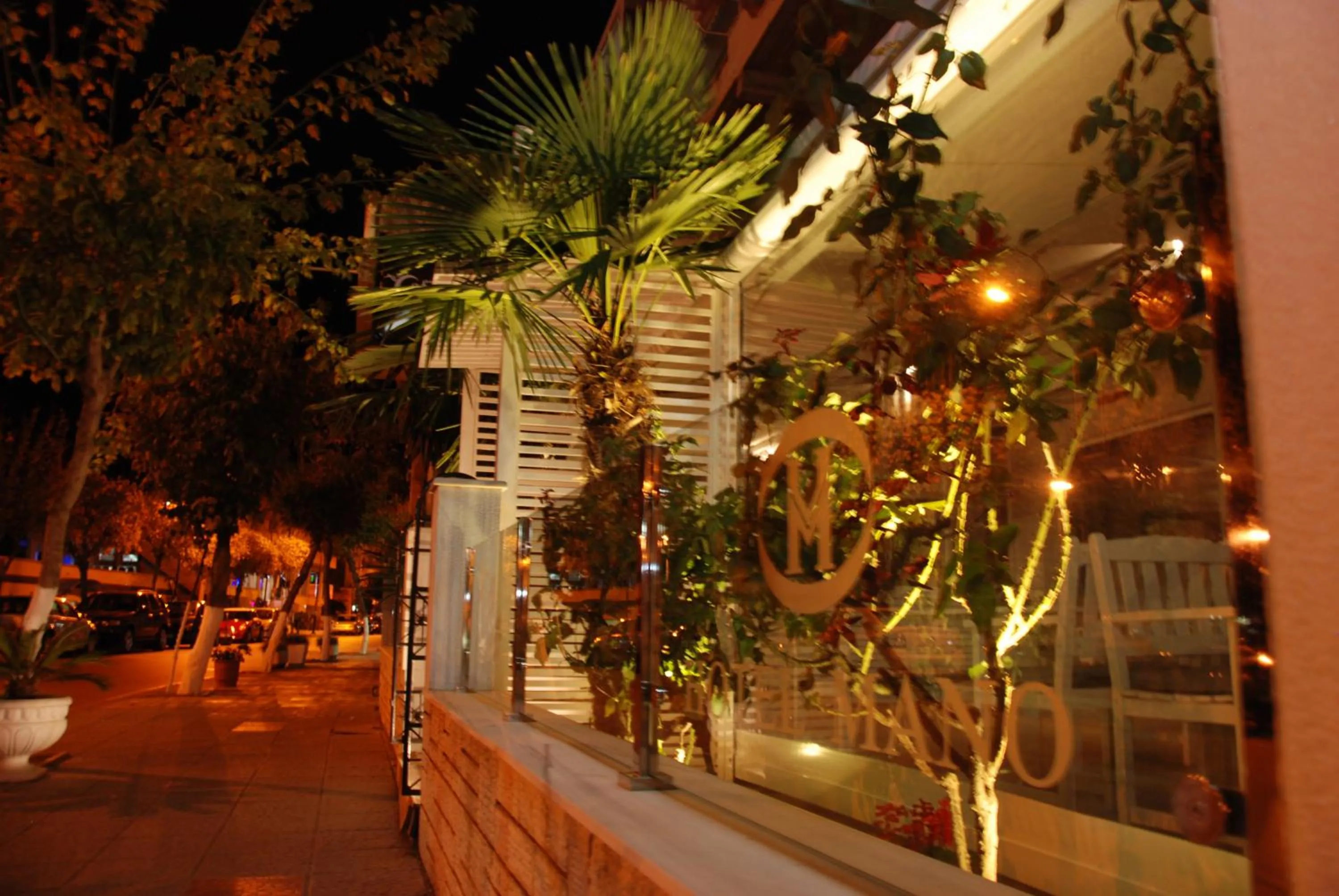 Restaurant/places to eat in Hotel Mano