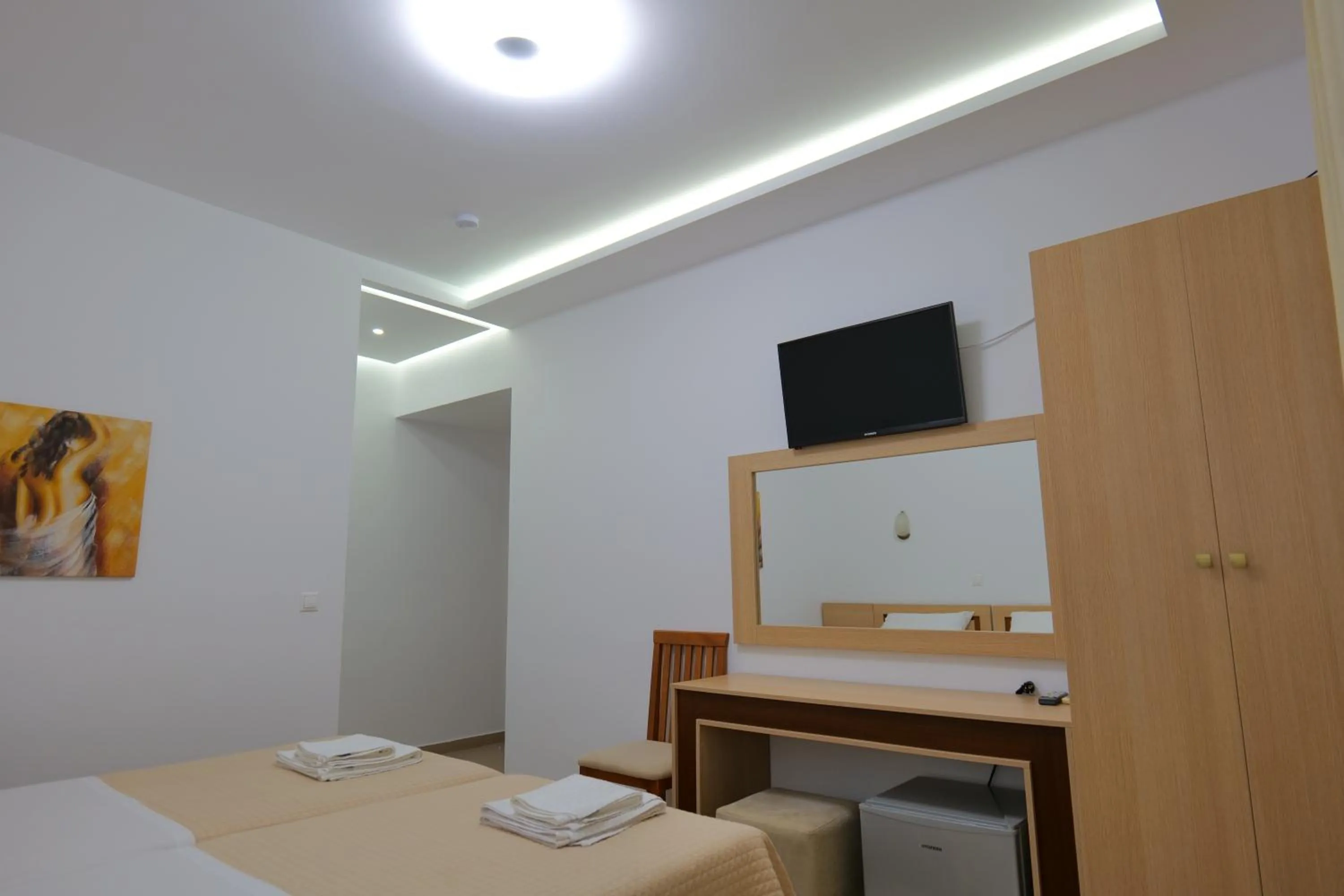 Communal lounge/ TV room, Bed in Hotel Mano