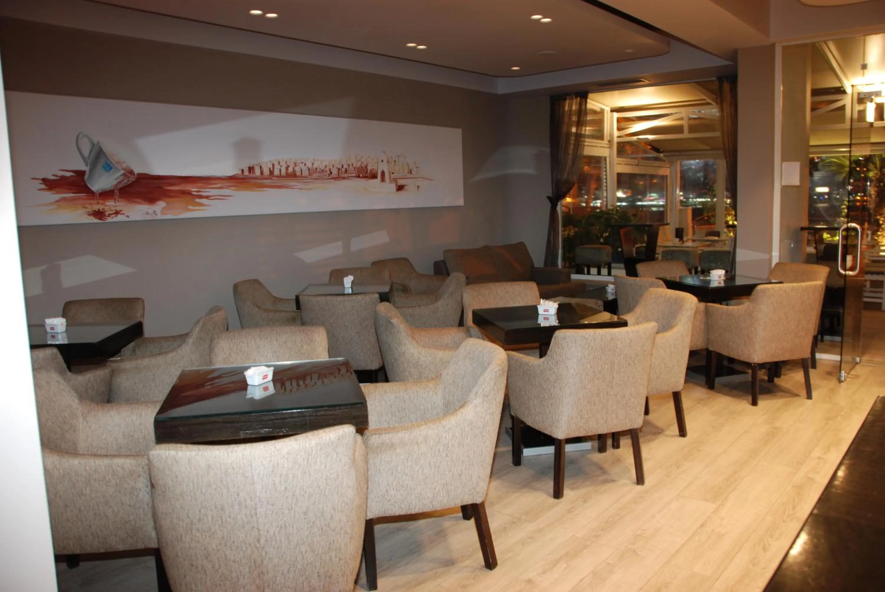 Restaurant/places to eat in Hotel Mano