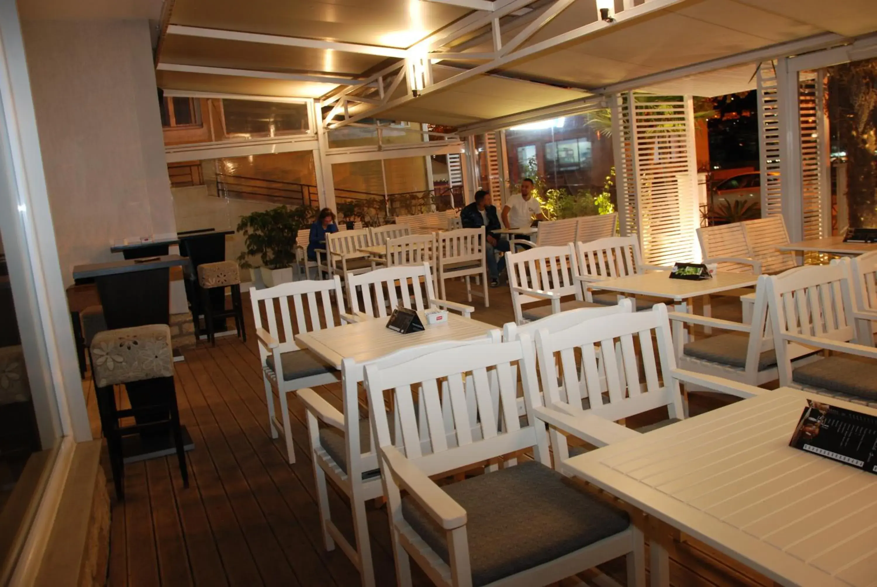 Restaurant/places to eat in Hotel Mano Restaurant/places to eat in Hotel Mano