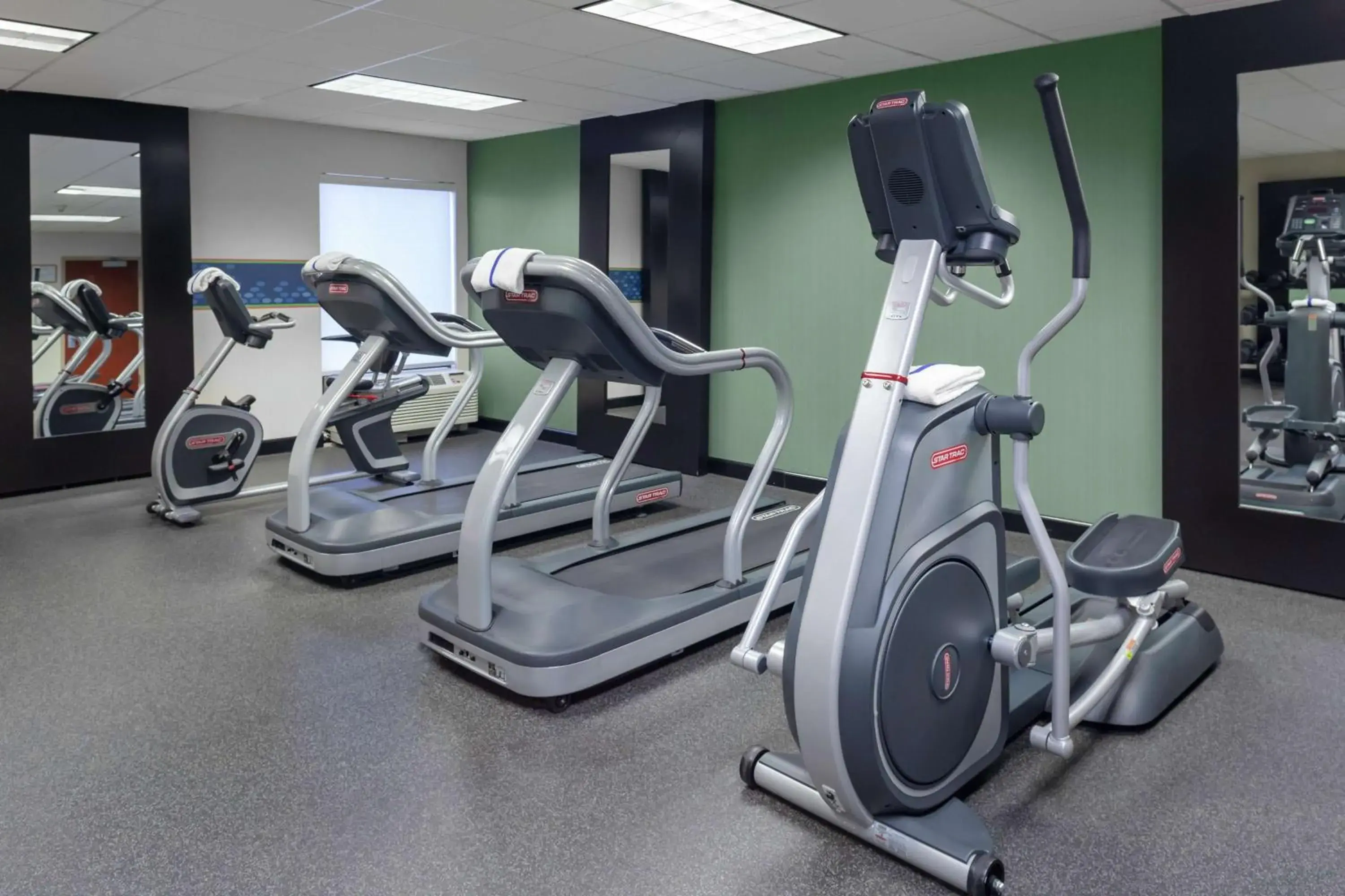 Fitness centre/facilities in Hampton Inn Woodbridge Fitness centre/facilities in Hampton Inn Woodbridge