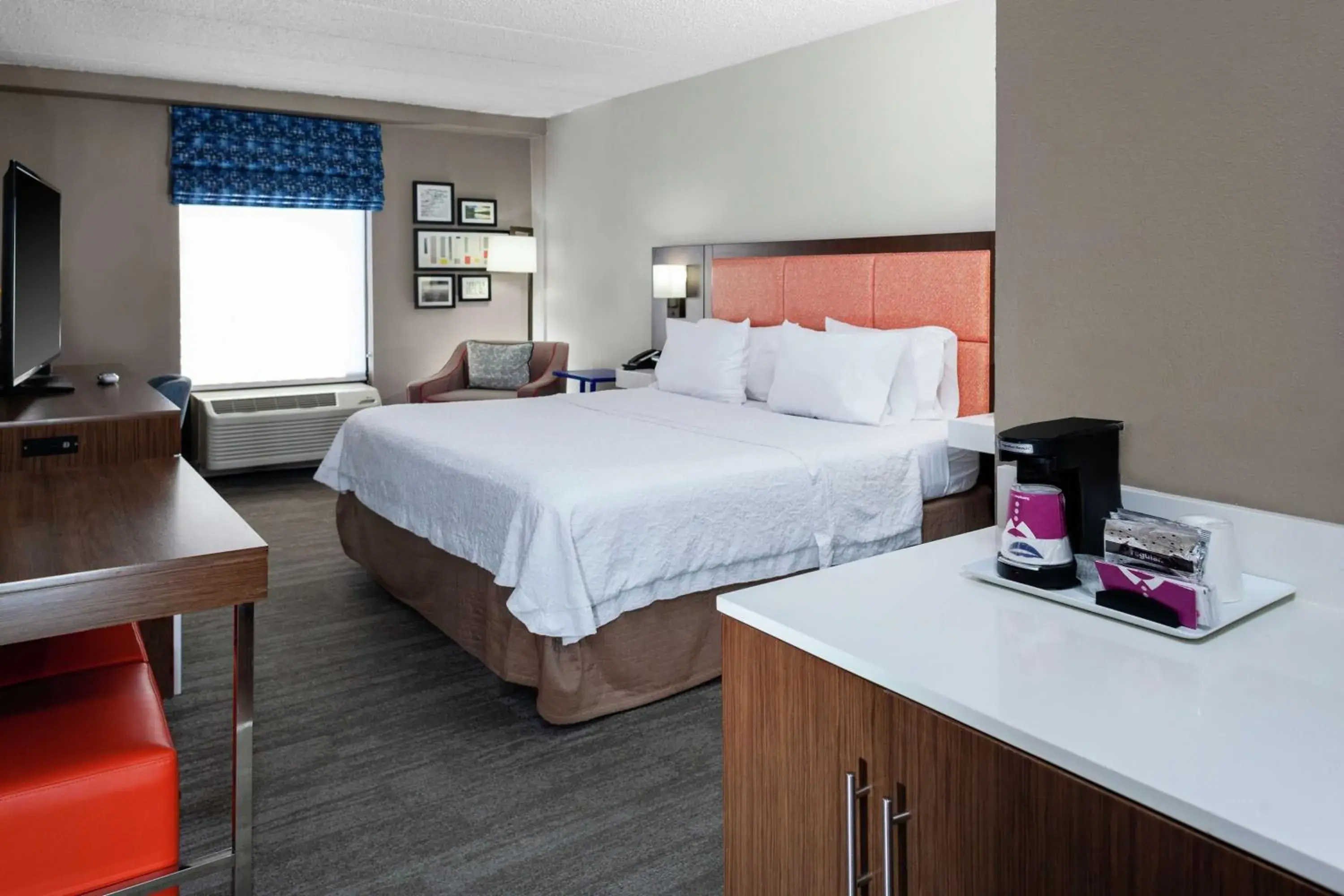 Bedroom, Bed in Hampton Inn Woodbridge Bedroom, Bed in Hampton Inn Woodbridge