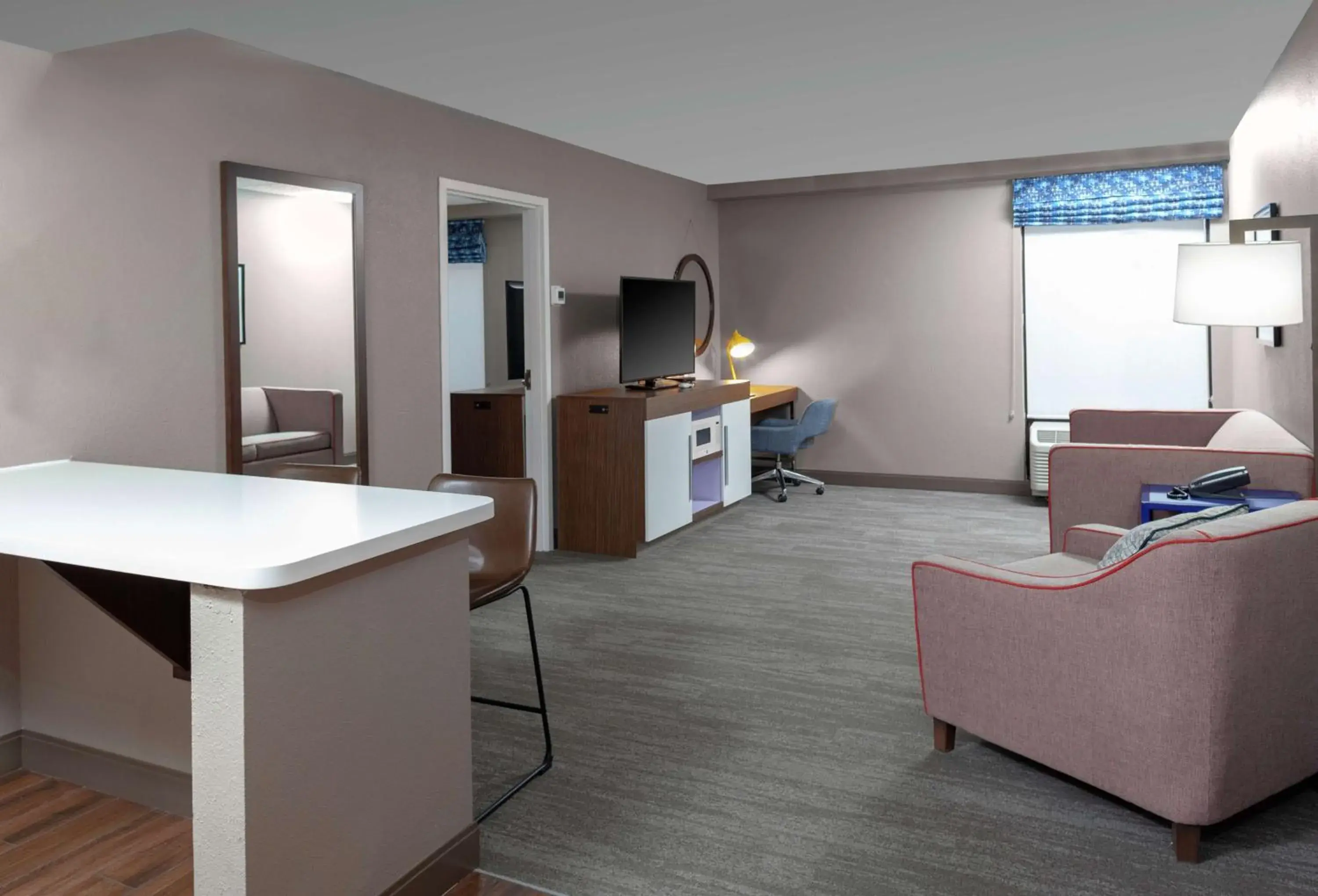 Bedroom in Hampton Inn Woodbridge Bedroom in Hampton Inn Woodbridge