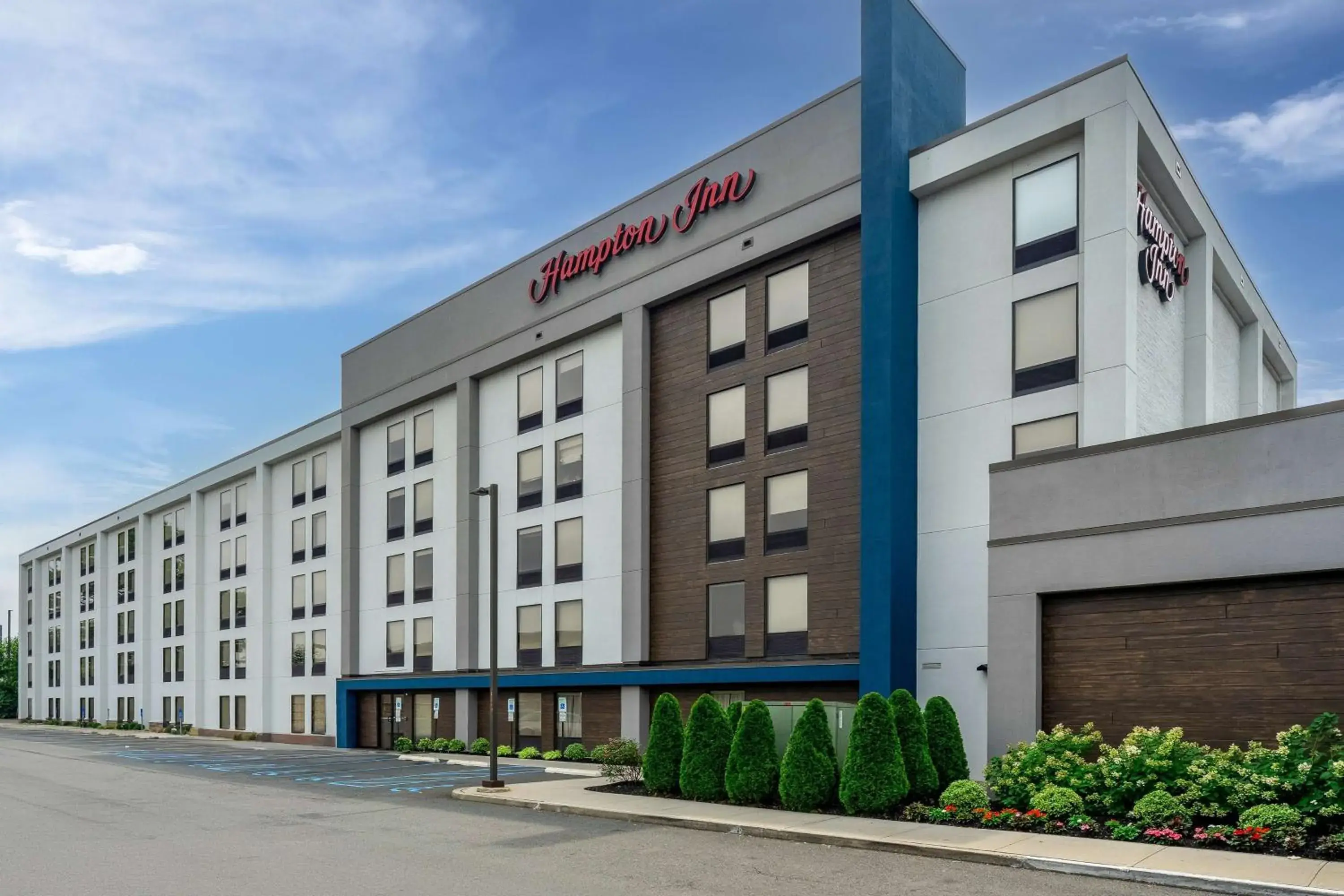 Property building in Hampton Inn Woodbridge Property building in Hampton Inn Woodbridge
