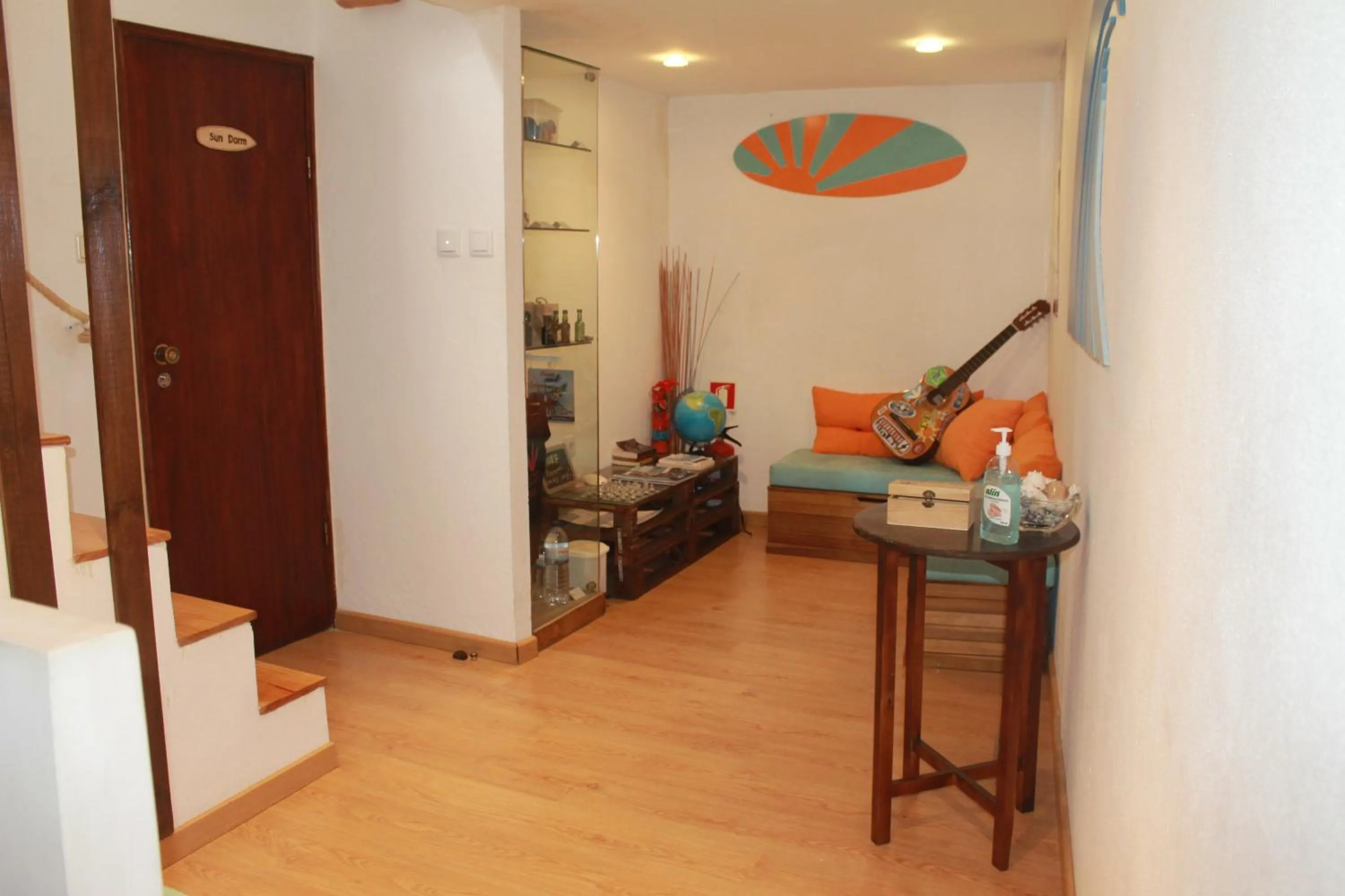 Communal lounge/ TV room in Douro Surf Hostel