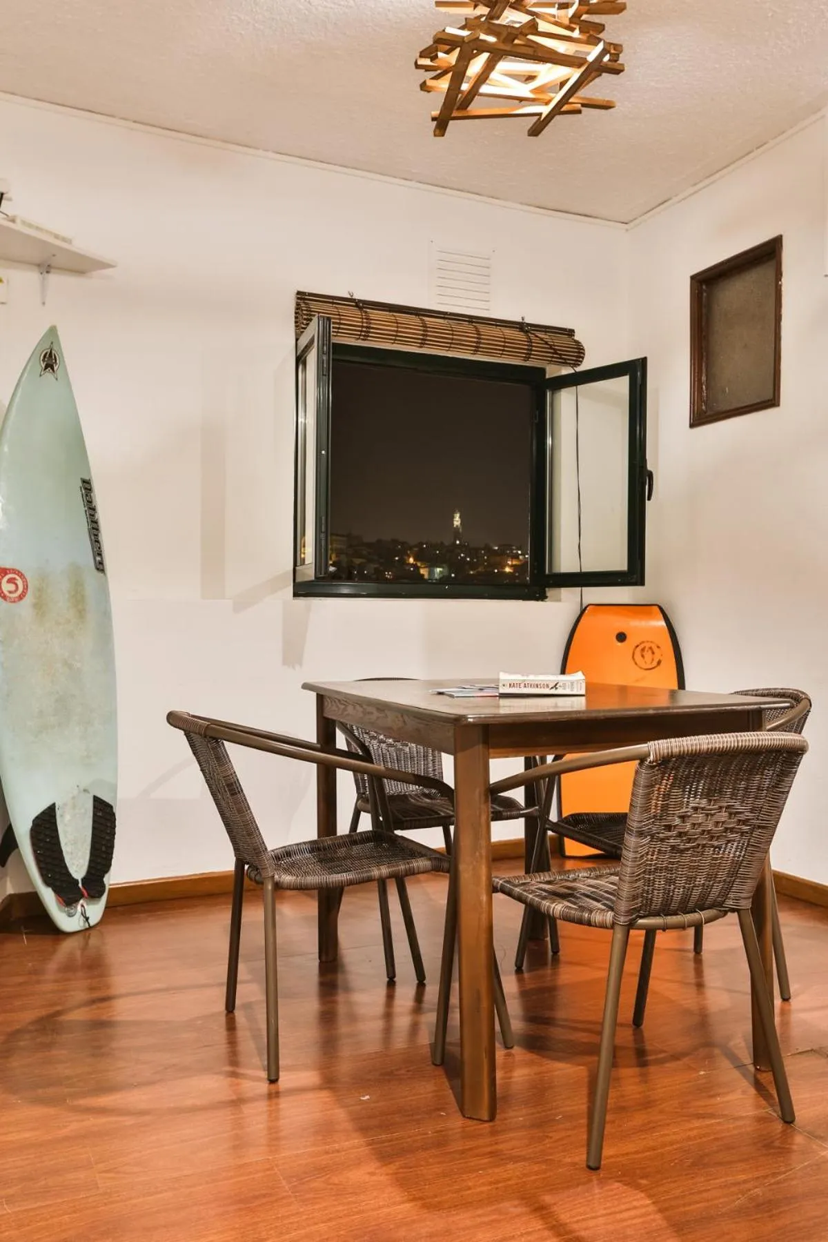 Dining area in Douro Surf Hostel