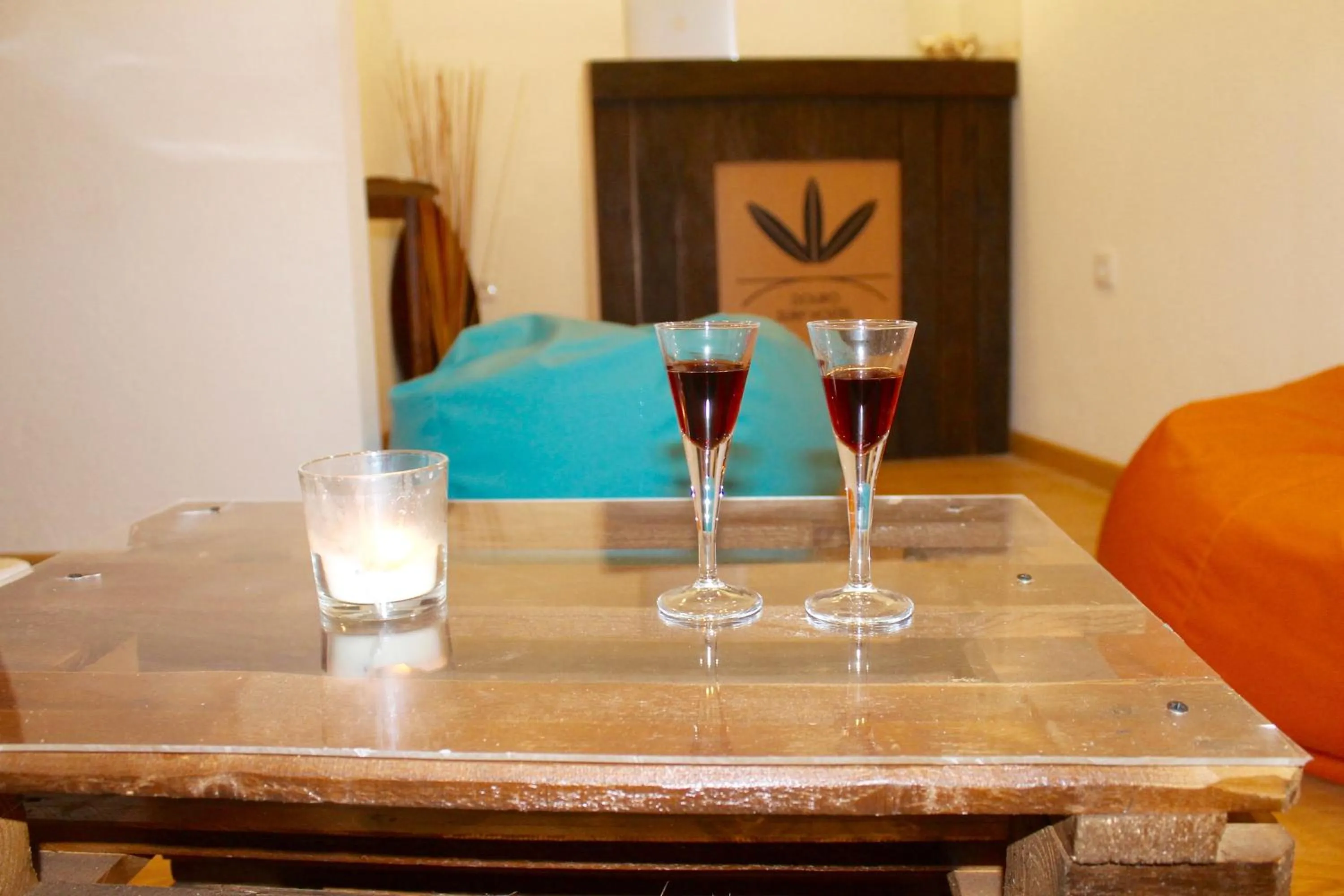 Communal lounge/ TV room in Douro Surf Hostel