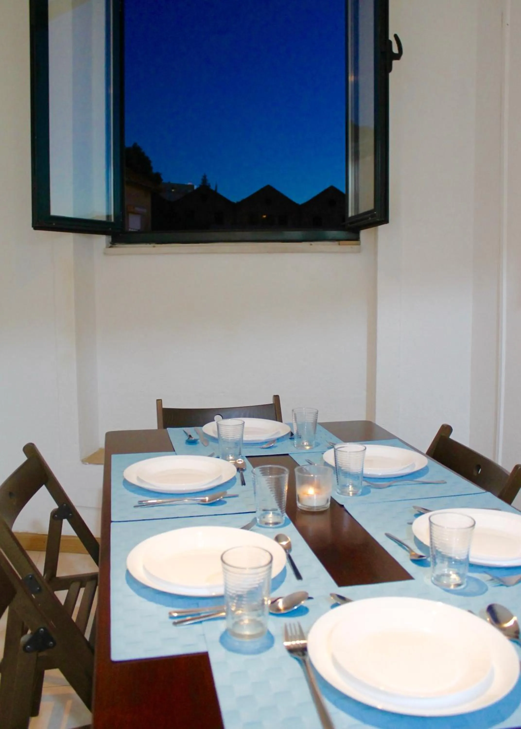 Kitchen or kitchenette in Douro Surf Hostel