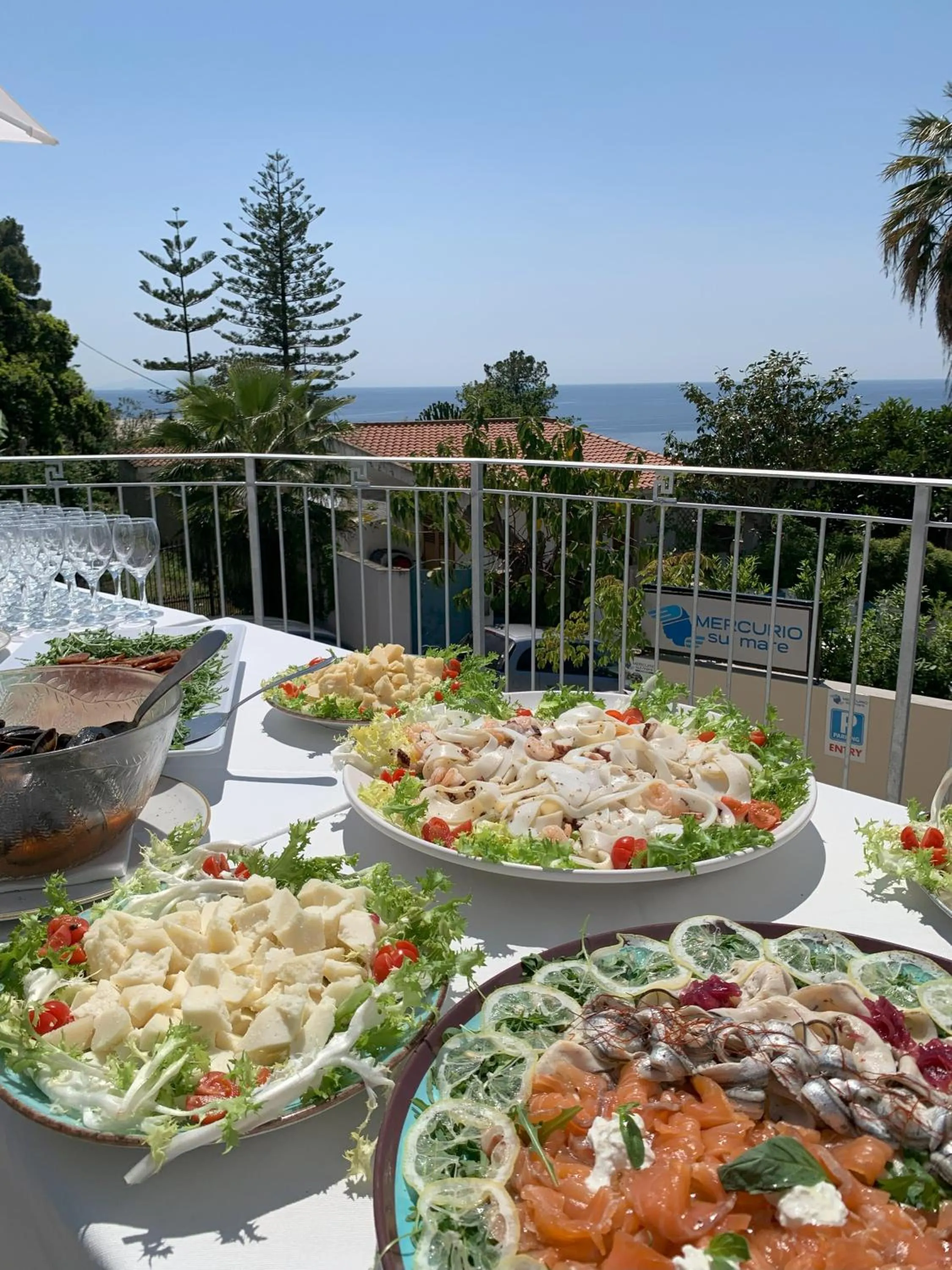 Restaurant/places to eat in HOTEL MERCURIO SUL MARE - Fish restaurant and private beach