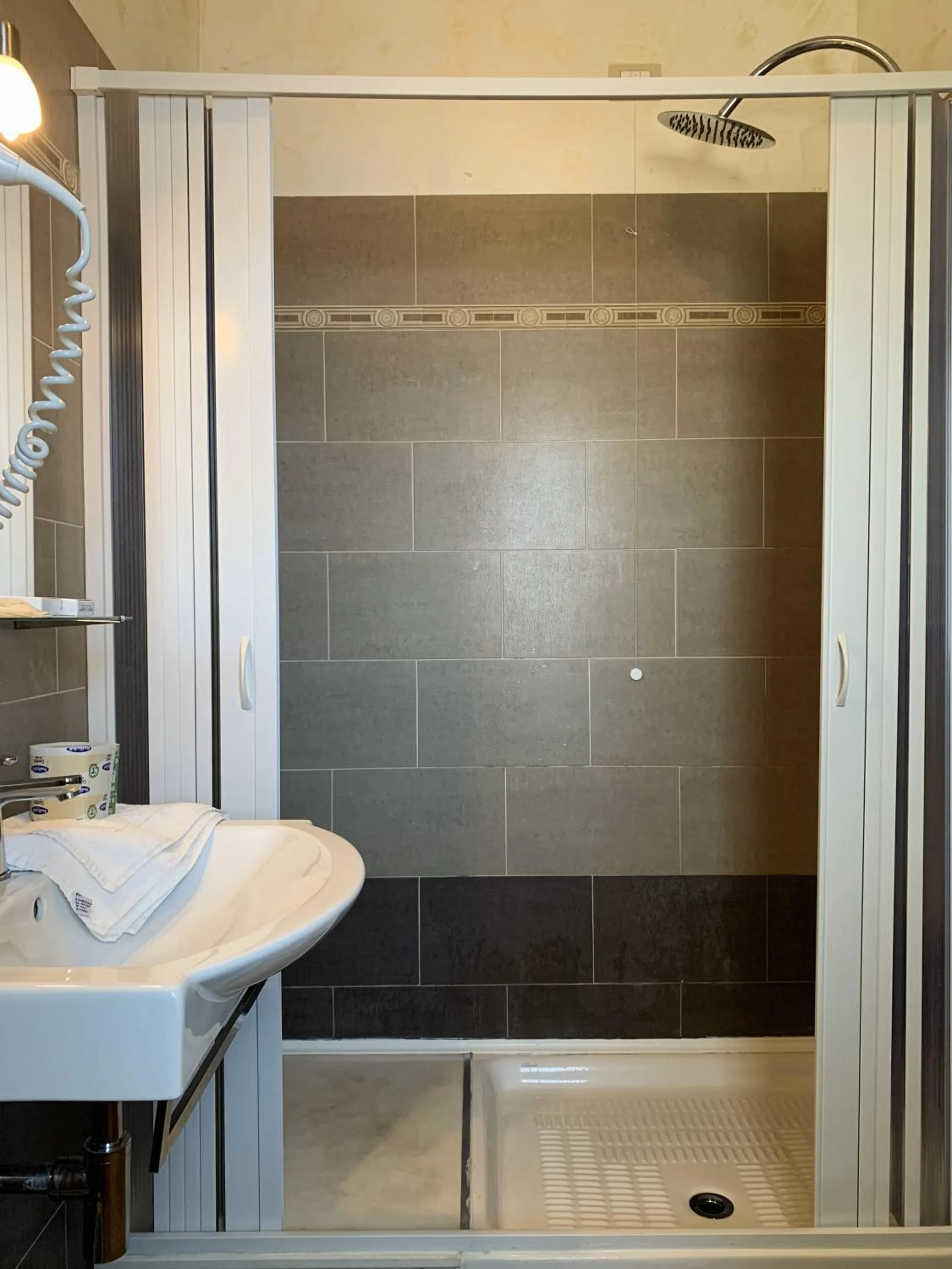 Bathroom in HOTEL MERCURIO SUL MARE - Fish restaurant and private beach