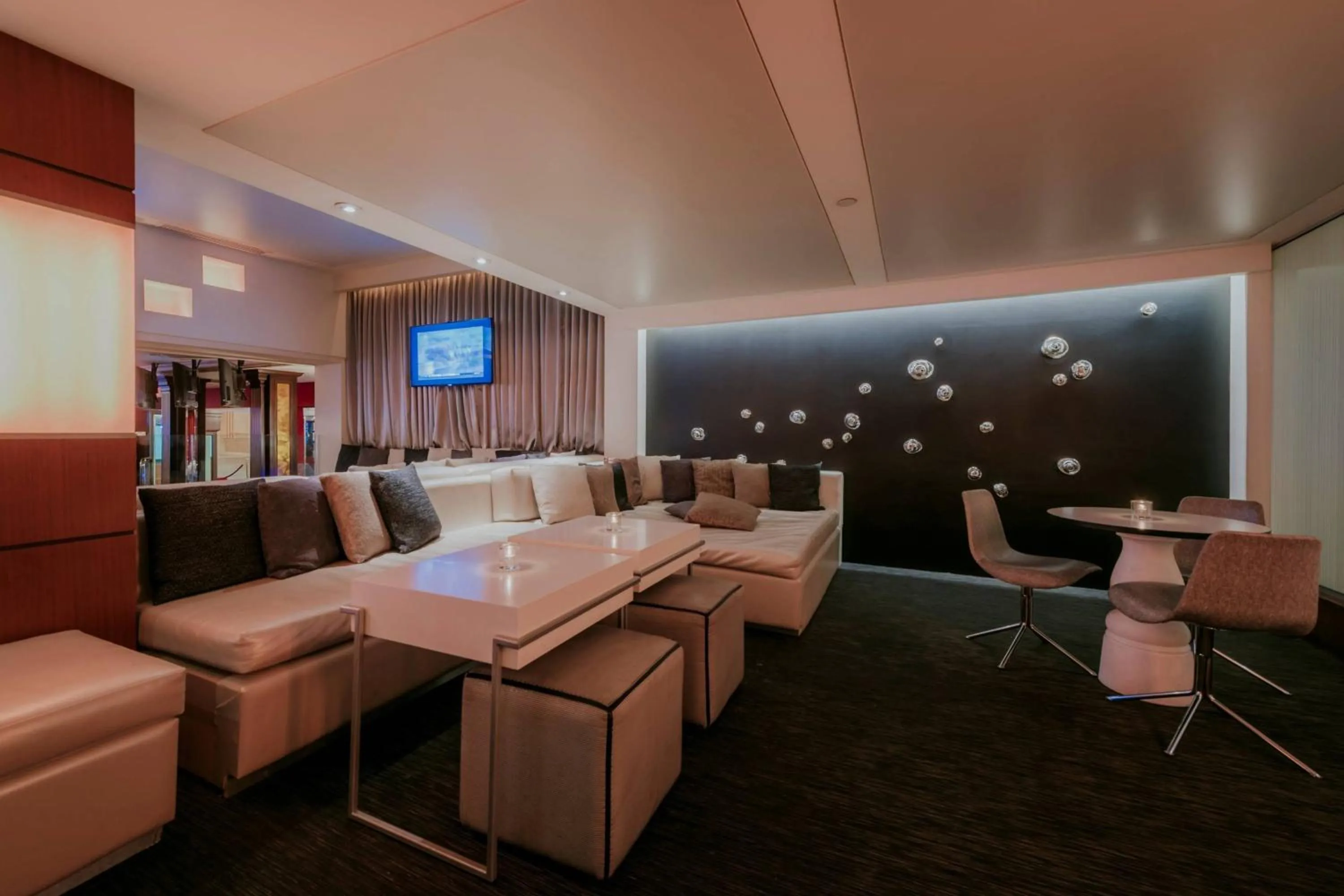 Lobby or reception in Renaissance Wind Creek Aruba Resort