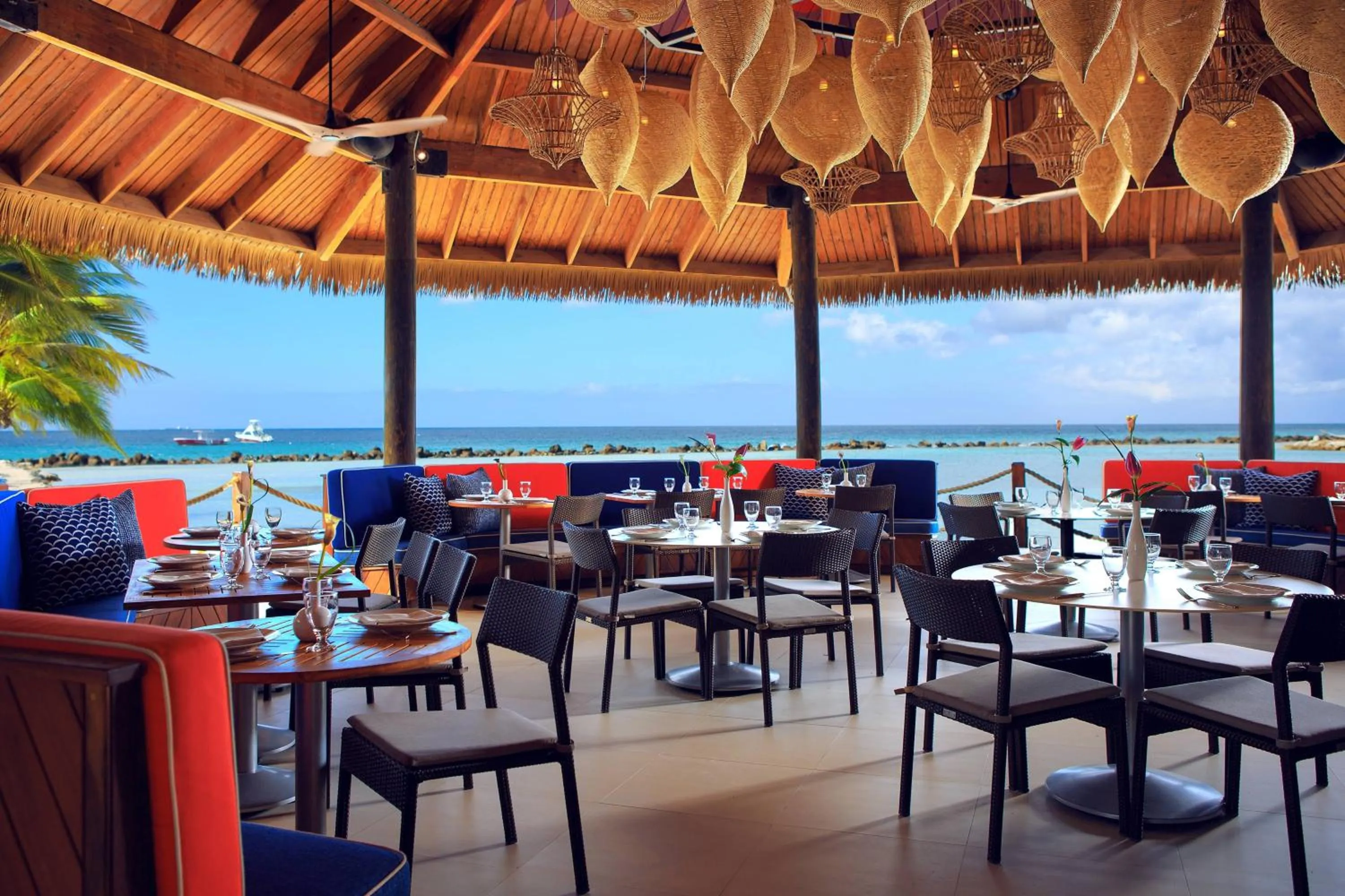 Lounge or bar in Renaissance Wind Creek Aruba Resort