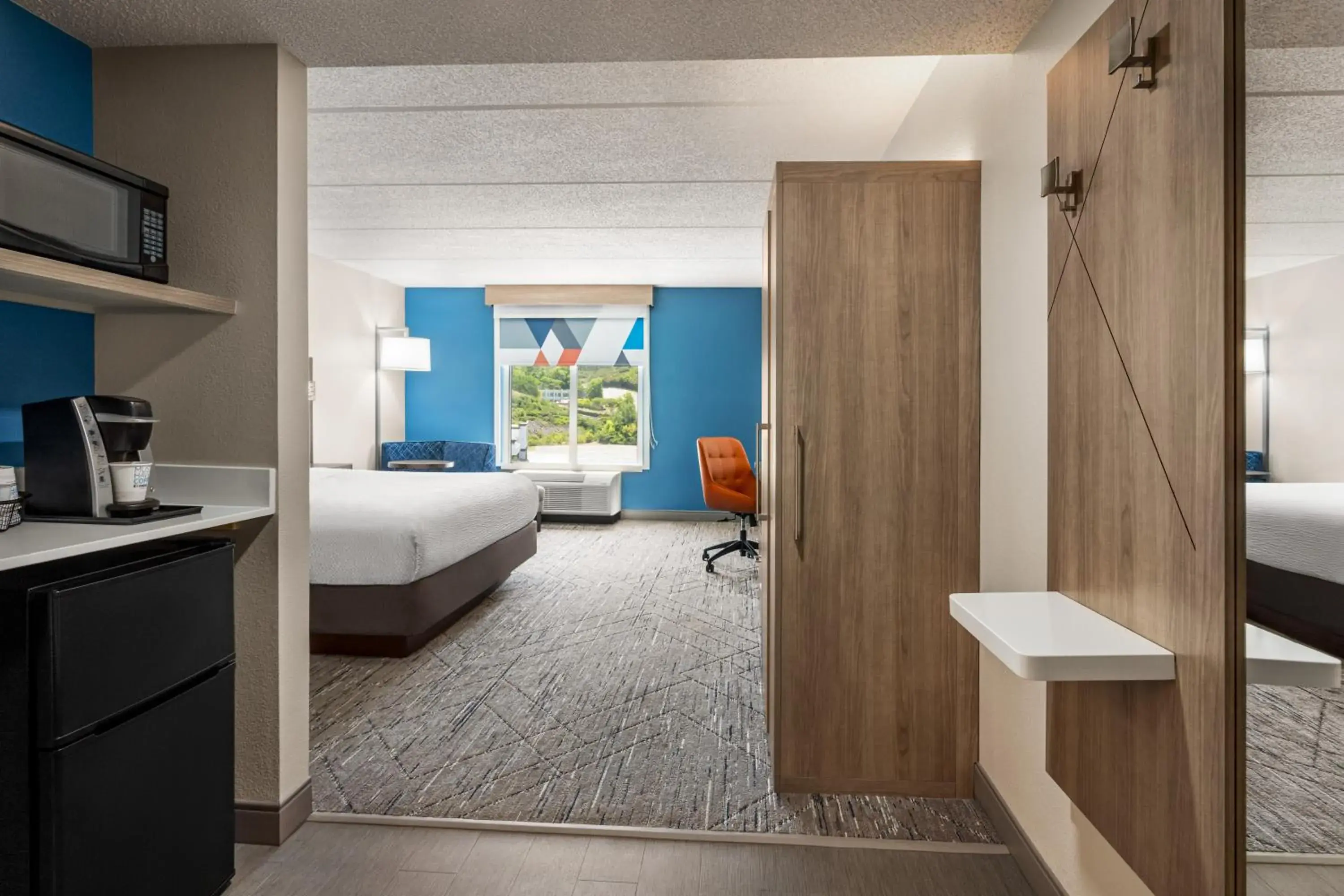 Bed in Holiday Inn Express Birmingham Irondale East by IHG Bed in Holiday Inn Express Birmingham Irondale East by IHG