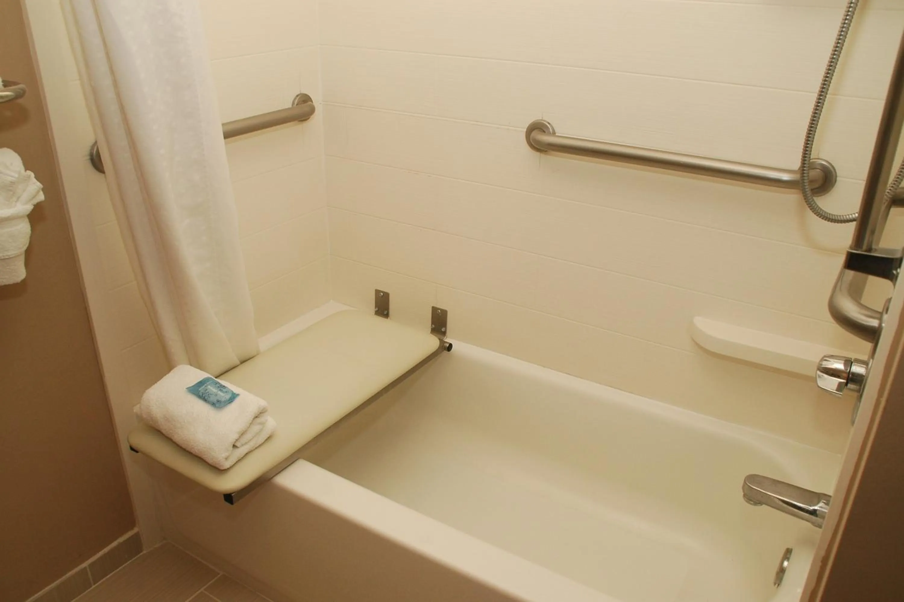 Photo of the whole room in Holiday Inn Express Birmingham Irondale East by IHG