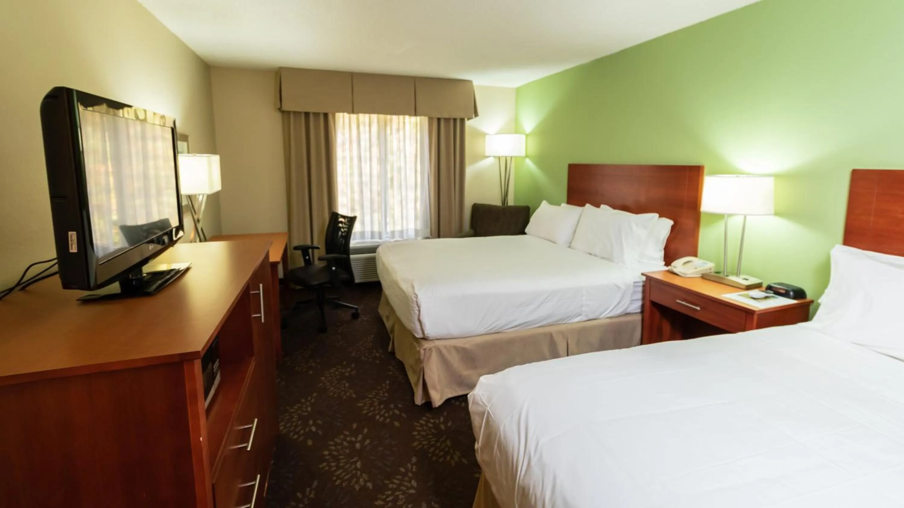 Photo of the whole room, Bed in Holiday Inn Express Birmingham Irondale East by IHG