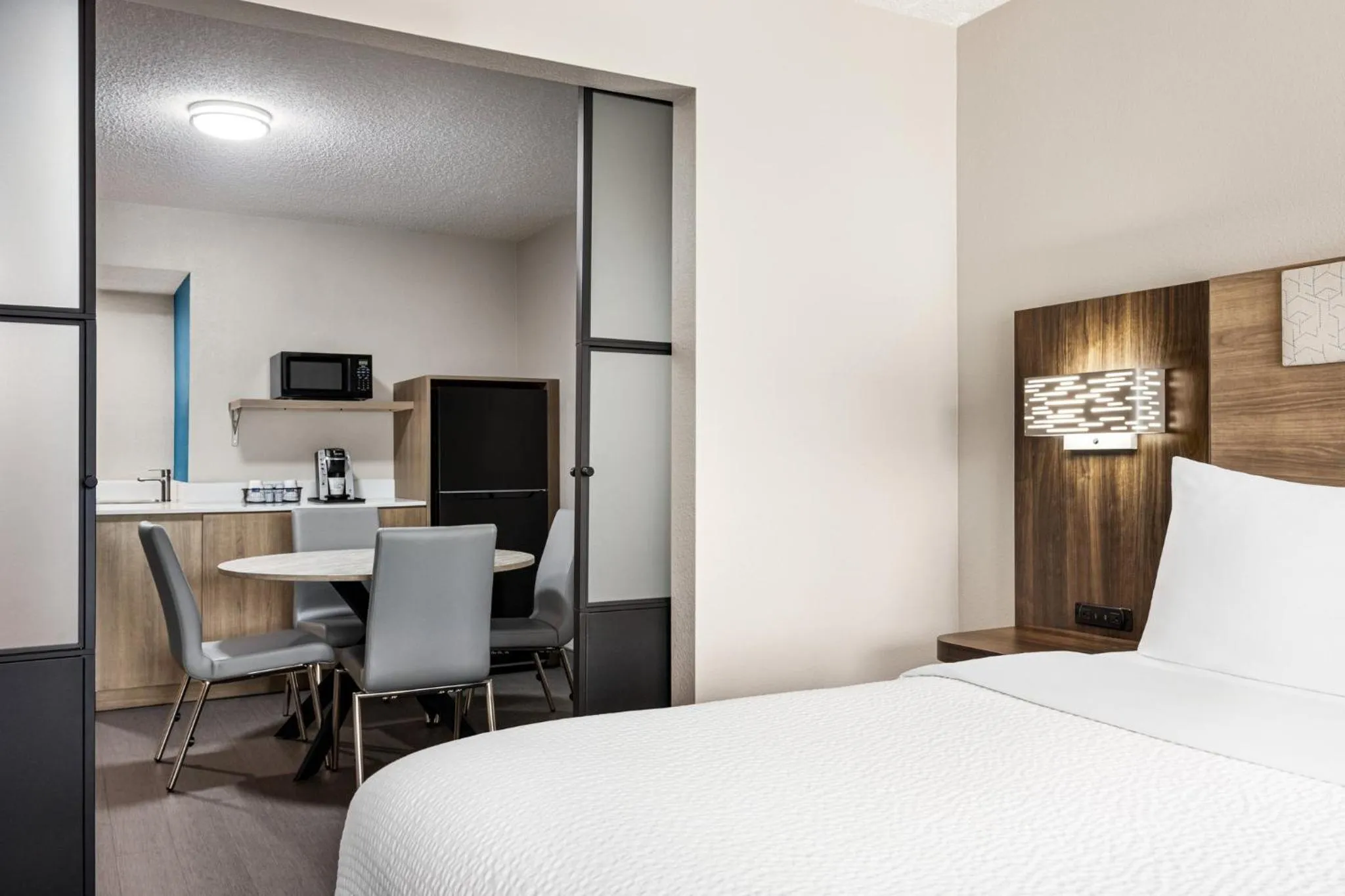 Photo of the whole room, Bed in Holiday Inn Express Birmingham Irondale East by IHG