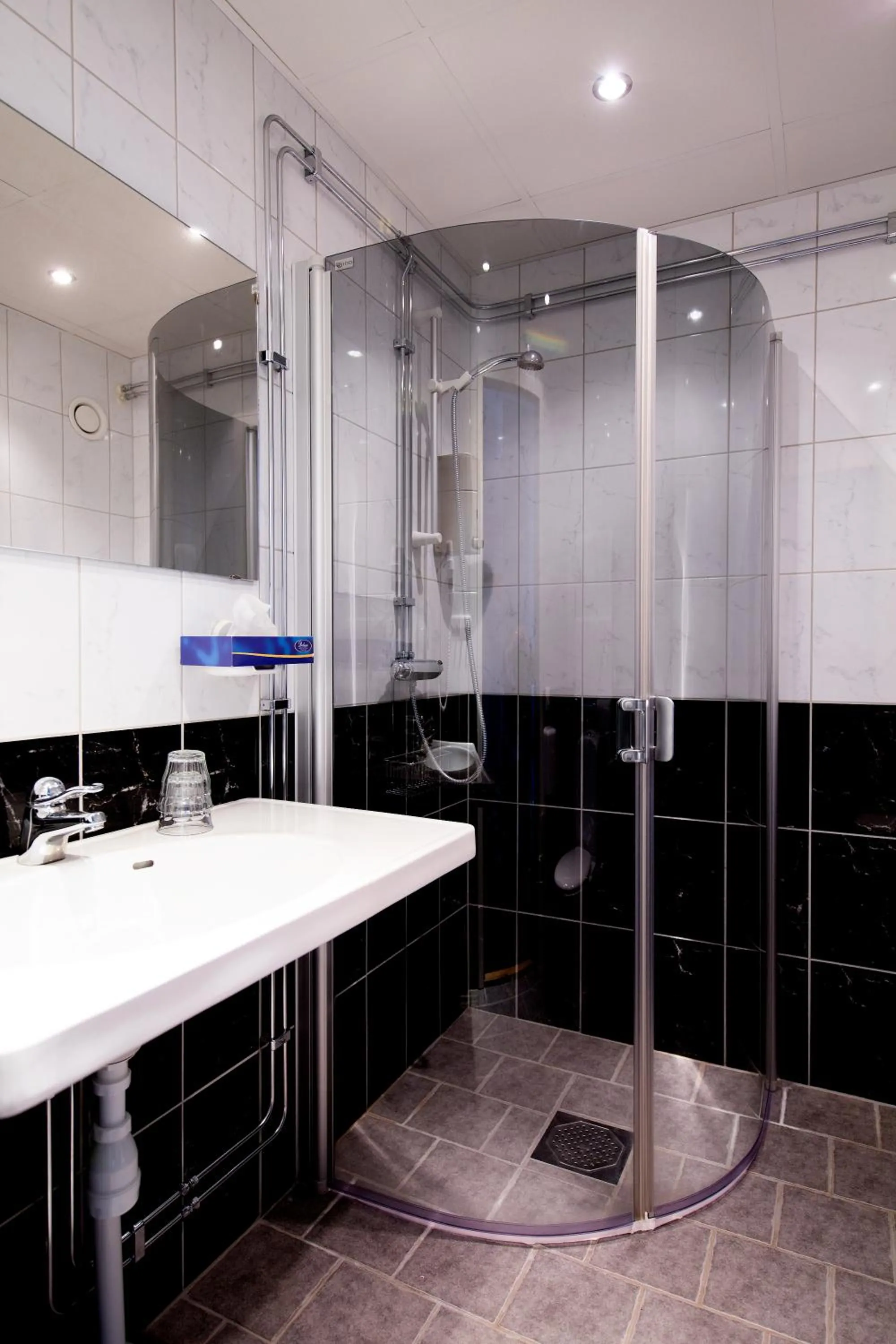 Shower in Best Western Hotell Ett