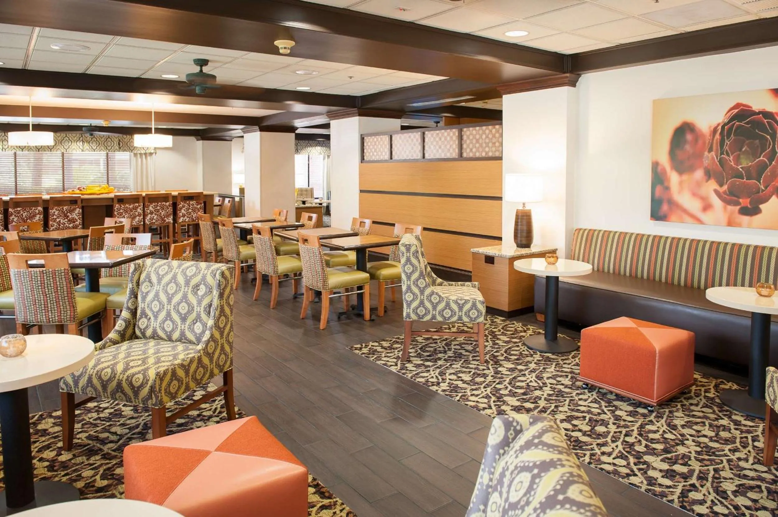 Dining area in Hampton Inn Pensacola-Airport
