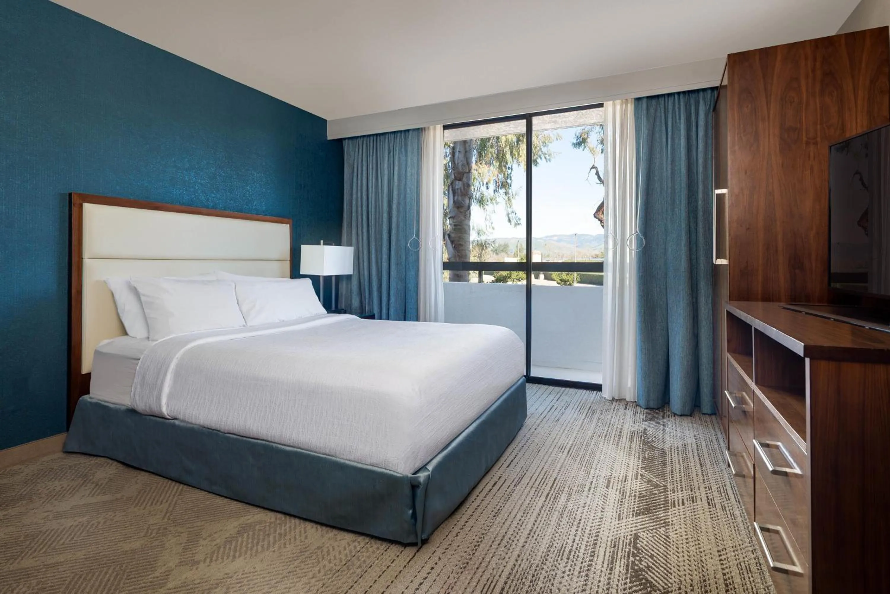 Bed in Embassy Suites San Luis Obispo